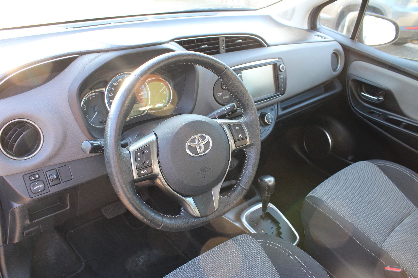 Fahrzeugabbildung Toyota Yaris 1,5-l-VVT-i Hybrid CVT Kamera,SHZ