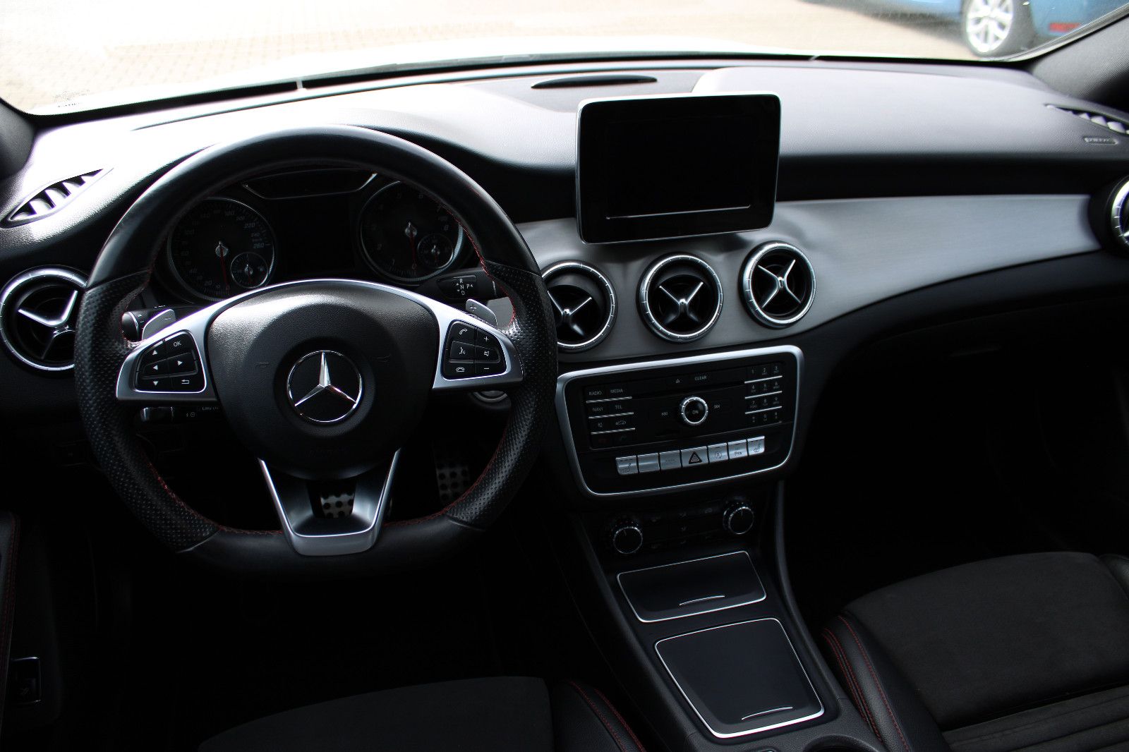 Fahrzeugabbildung Mercedes-Benz CLA 200 AMG Navi,Leder,Kamera,LED,SHZ