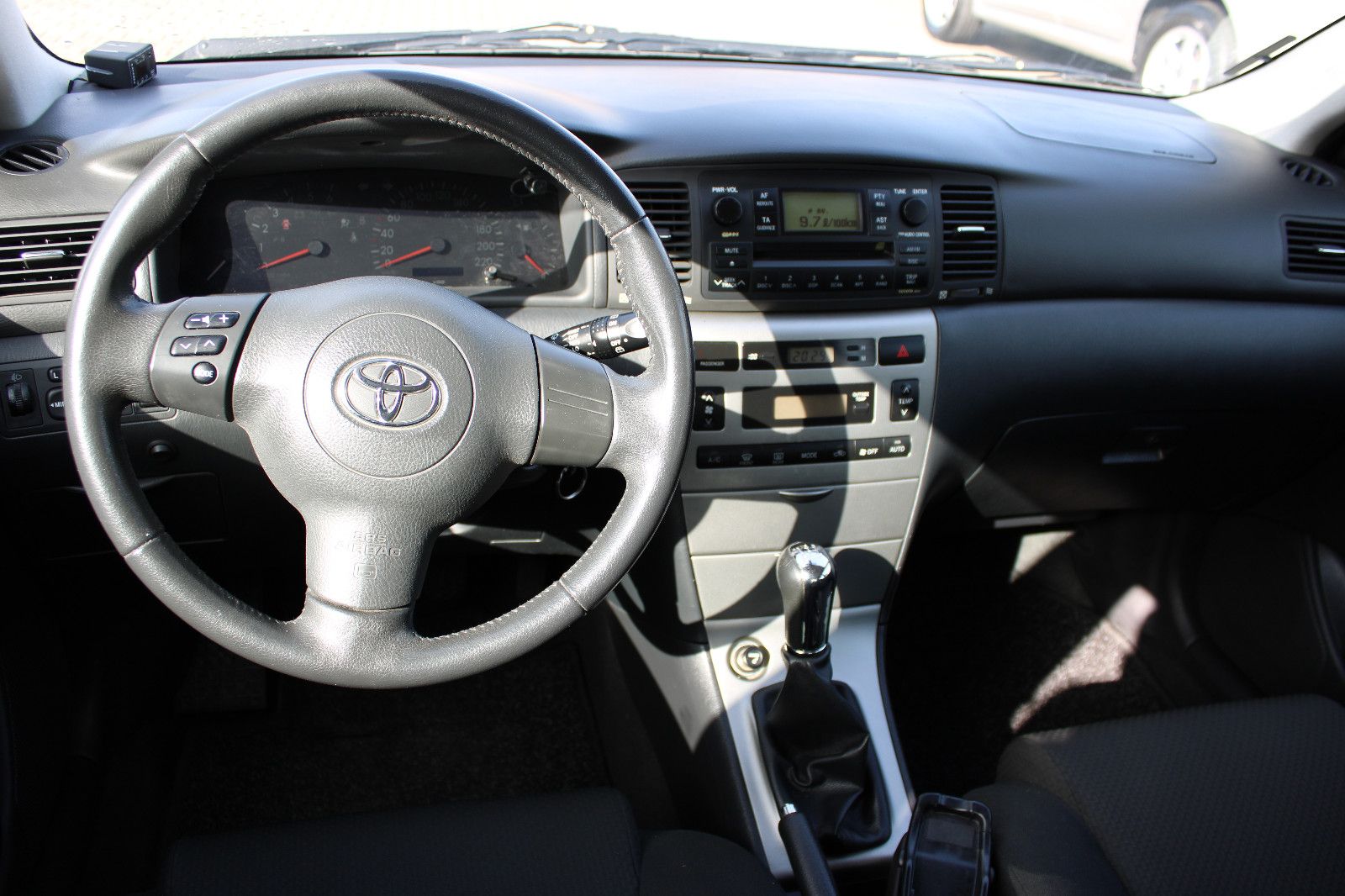 Fahrzeugabbildung Toyota Corolla 1.6 Klimaautom. AHK,PDC 1.Hand