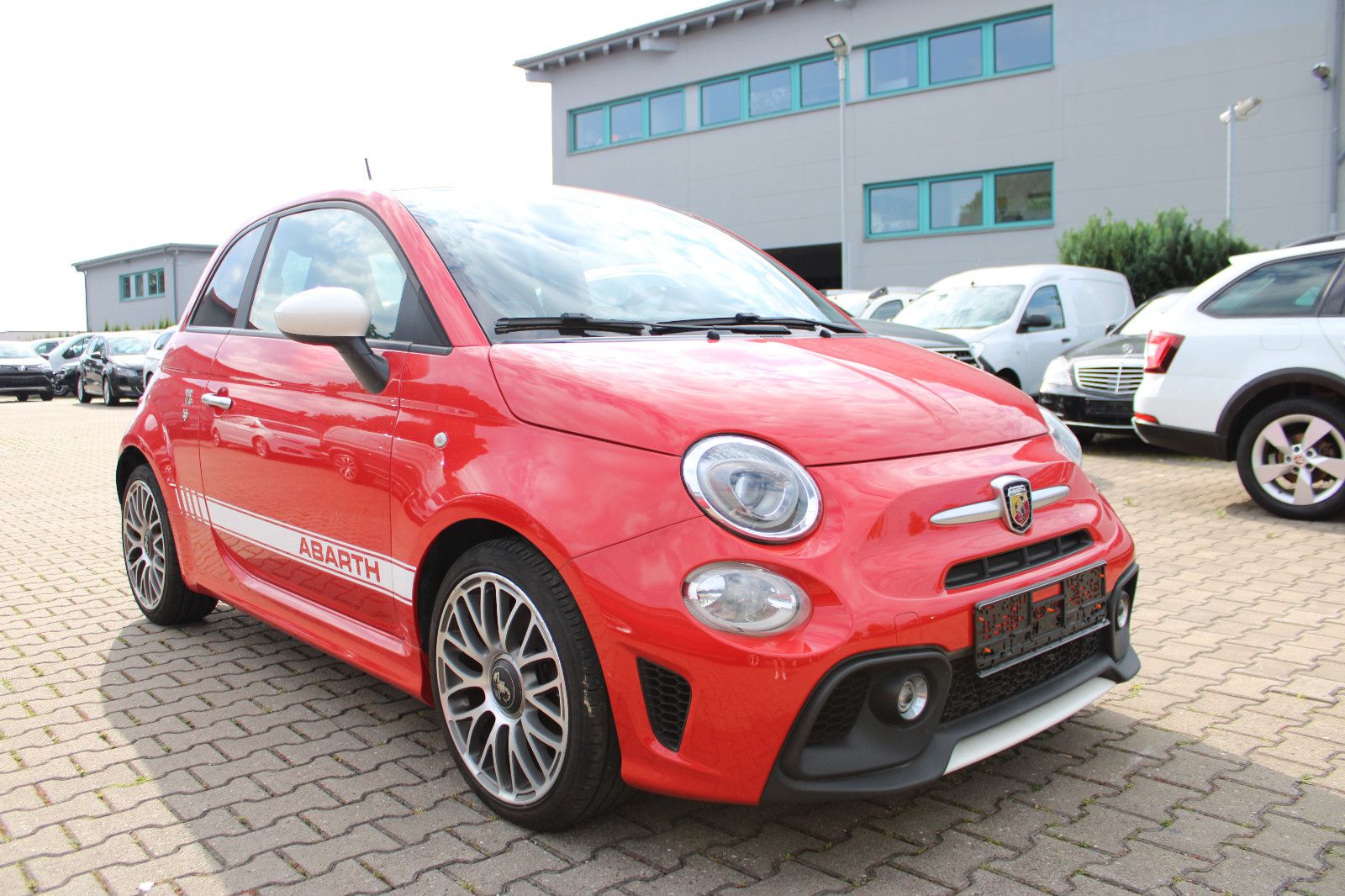 Fahrzeugabbildung Abarth 595 Abarth 1.4 T-Jet 16V