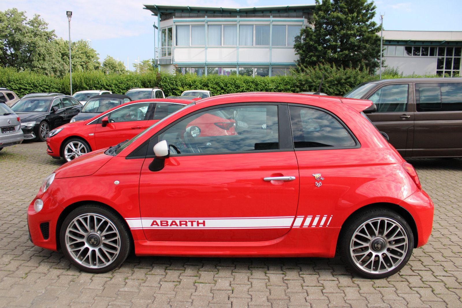 Fahrzeugabbildung Abarth 595 Abarth 1.4 T-Jet 16V