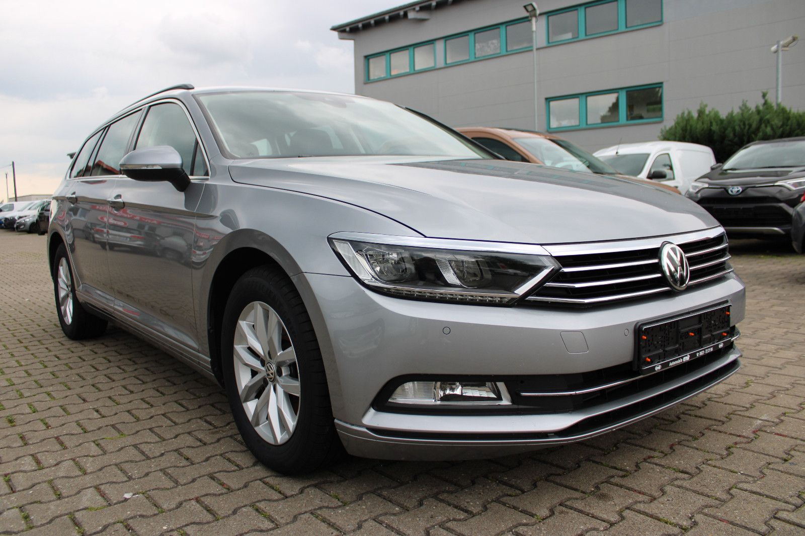 Fahrzeugabbildung Volkswagen Passat Variant 2.0 TDI Kamera,AHK,LED,PDC,Navi