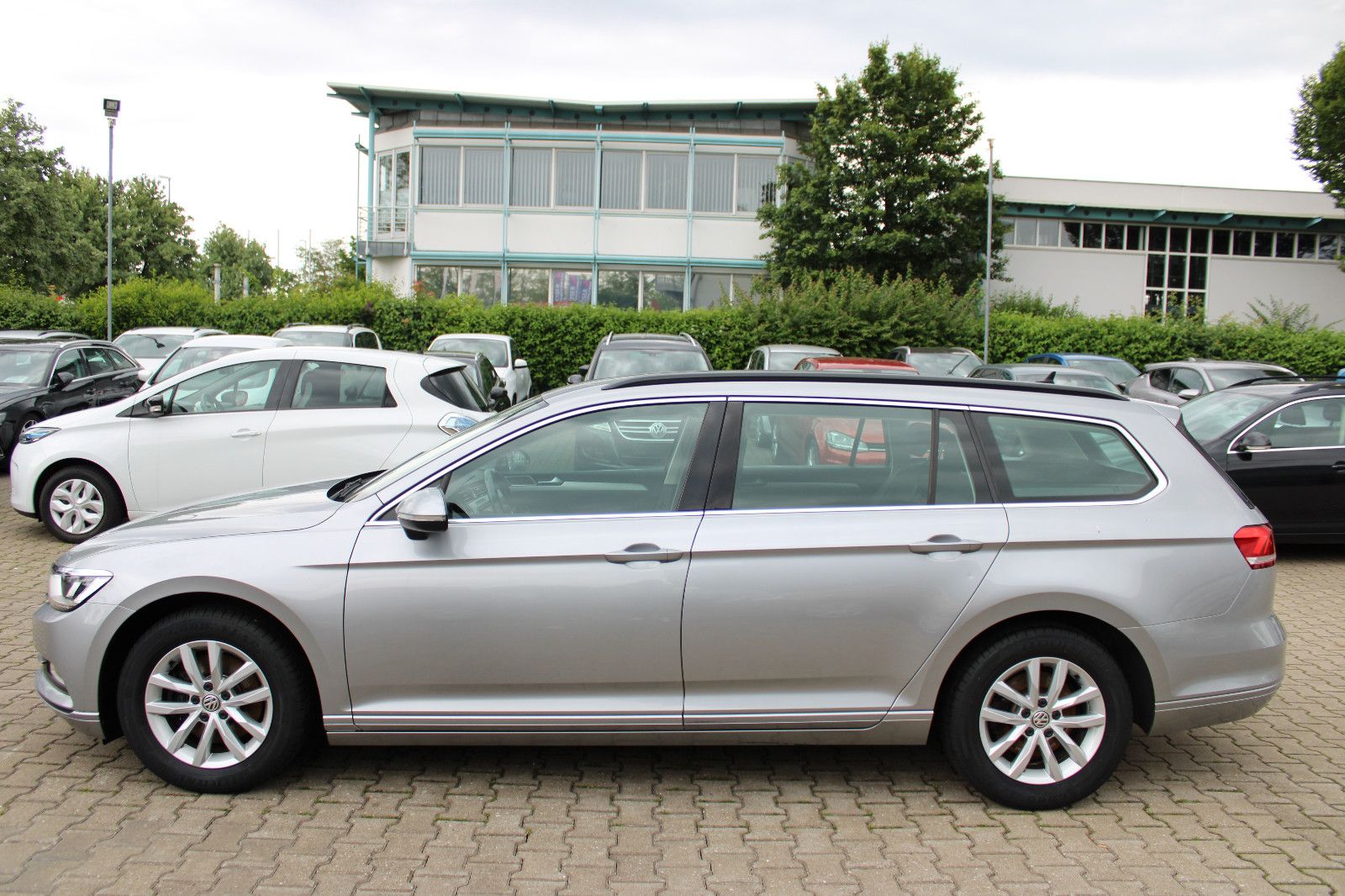 Fahrzeugabbildung Volkswagen Passat Variant 2.0 TDI Kamera,AHK,LED,PDC,Navi