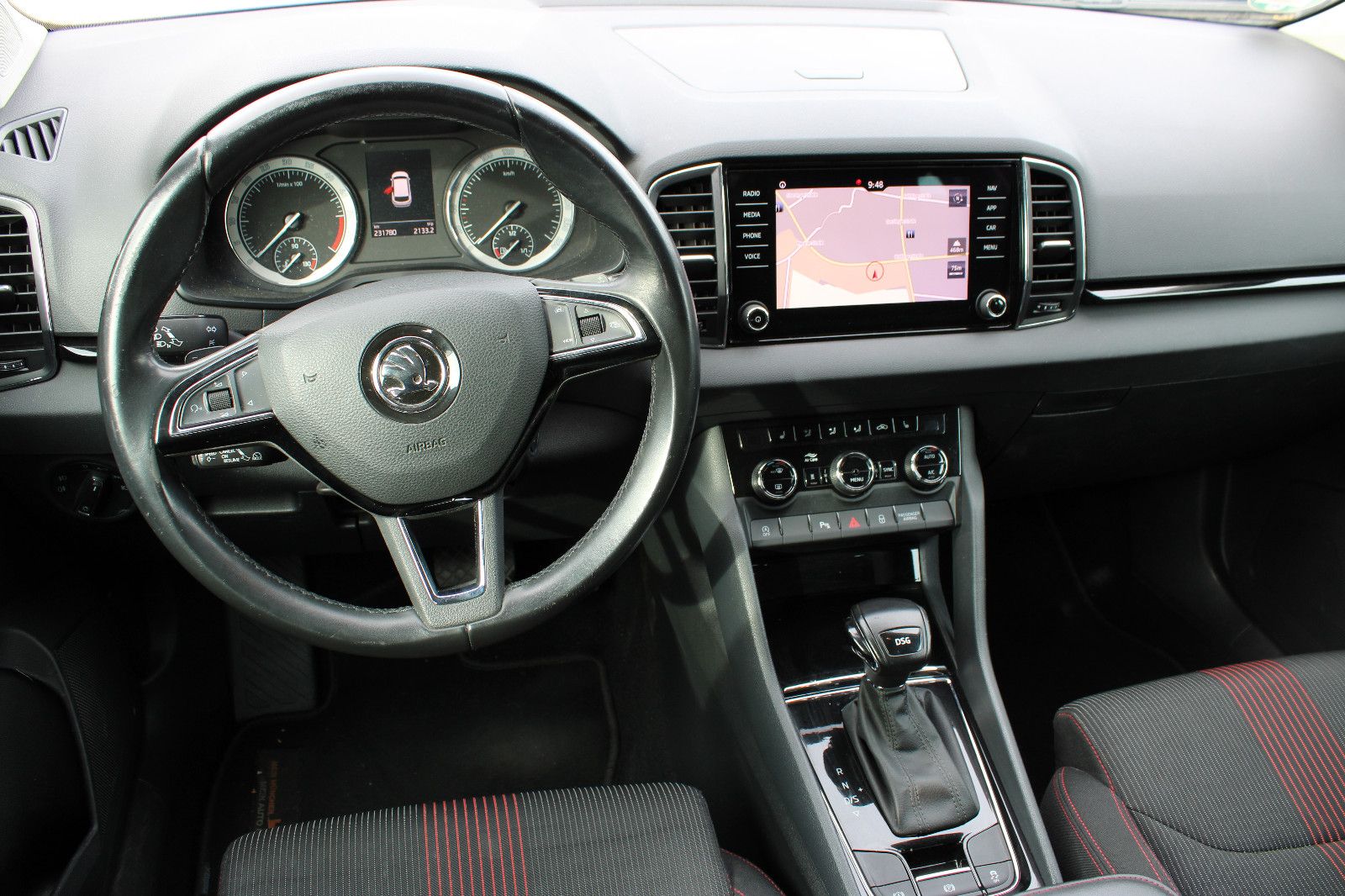 Fahrzeugabbildung SKODA Karoq 1.6 TDI SCR DSG Navi,AHK,SHZ,Standheizung