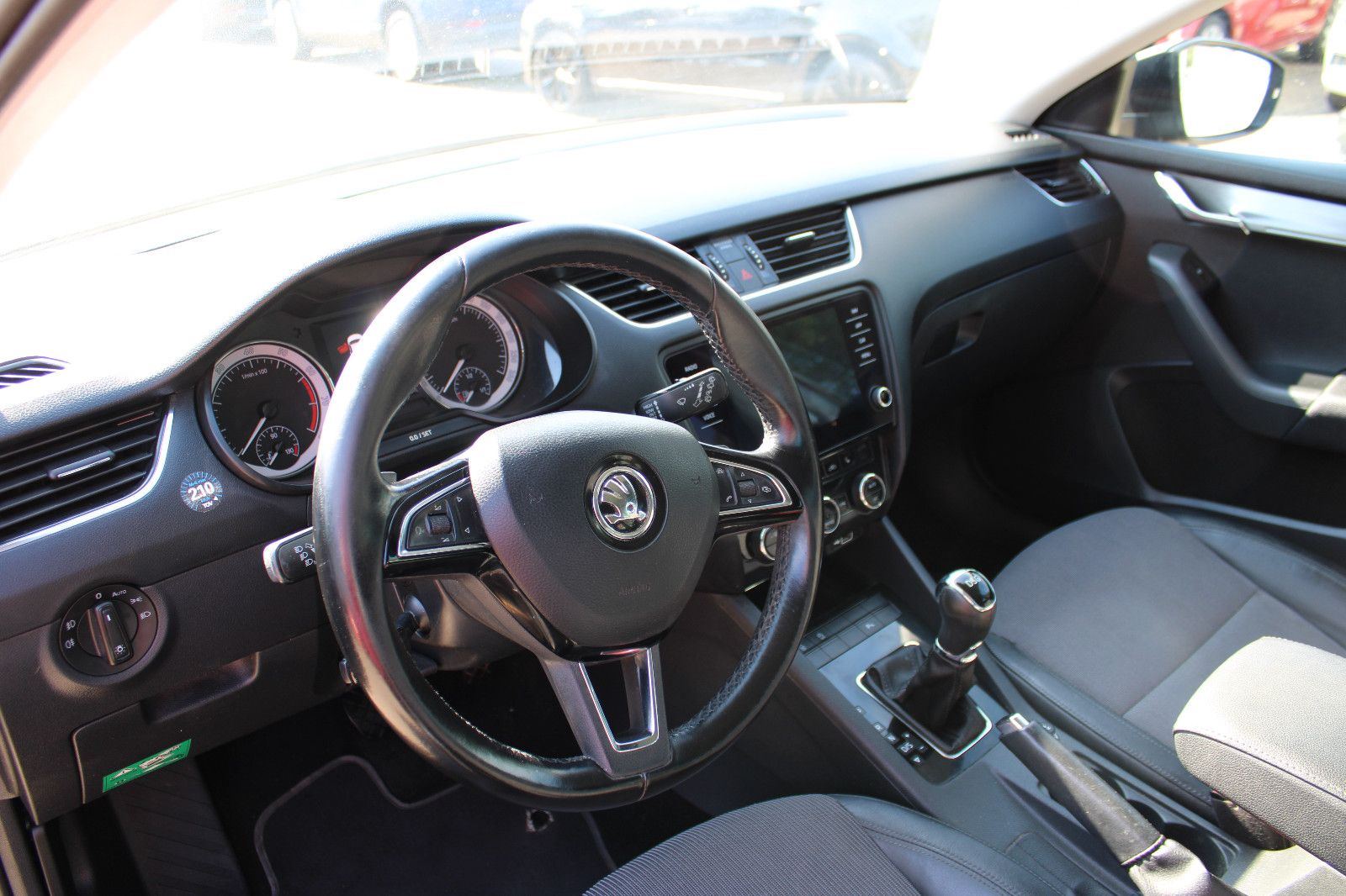 Fahrzeugabbildung SKODA Octavia 1.5 TSI DSG Combi Navi,PDC,AHK,LED,SHZ