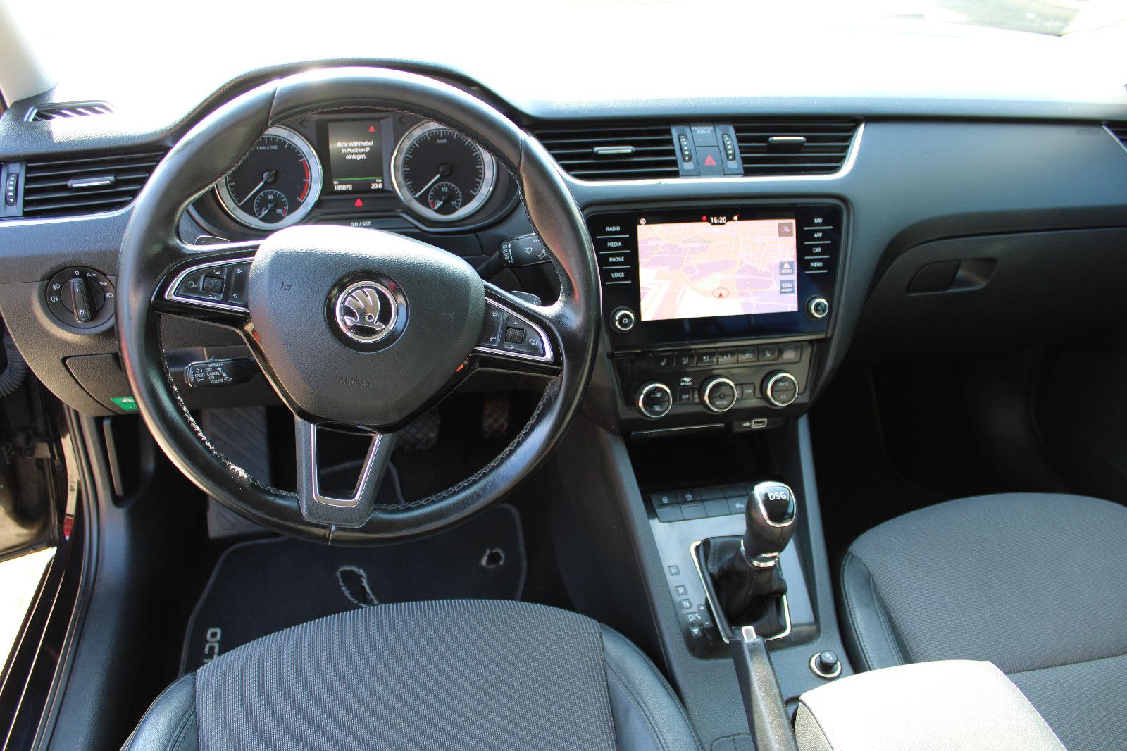 Fahrzeugabbildung SKODA Octavia 1.5 TSI DSG Combi Navi,PDC,AHK,LED,SHZ