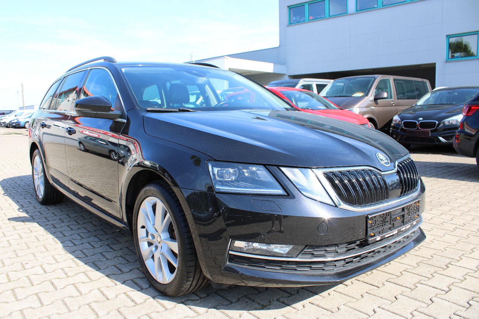 Fahrzeugabbildung SKODA Octavia 1.5 TSI DSG Combi Navi,PDC,AHK,LED,SHZ