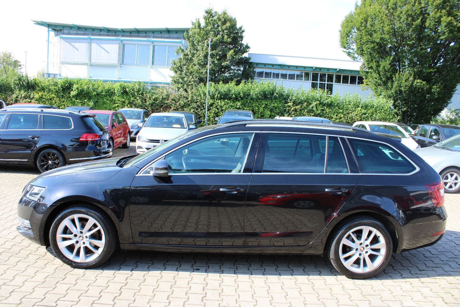 Fahrzeugabbildung SKODA Octavia 1.5 TSI DSG Combi Navi,PDC,AHK,LED,SHZ