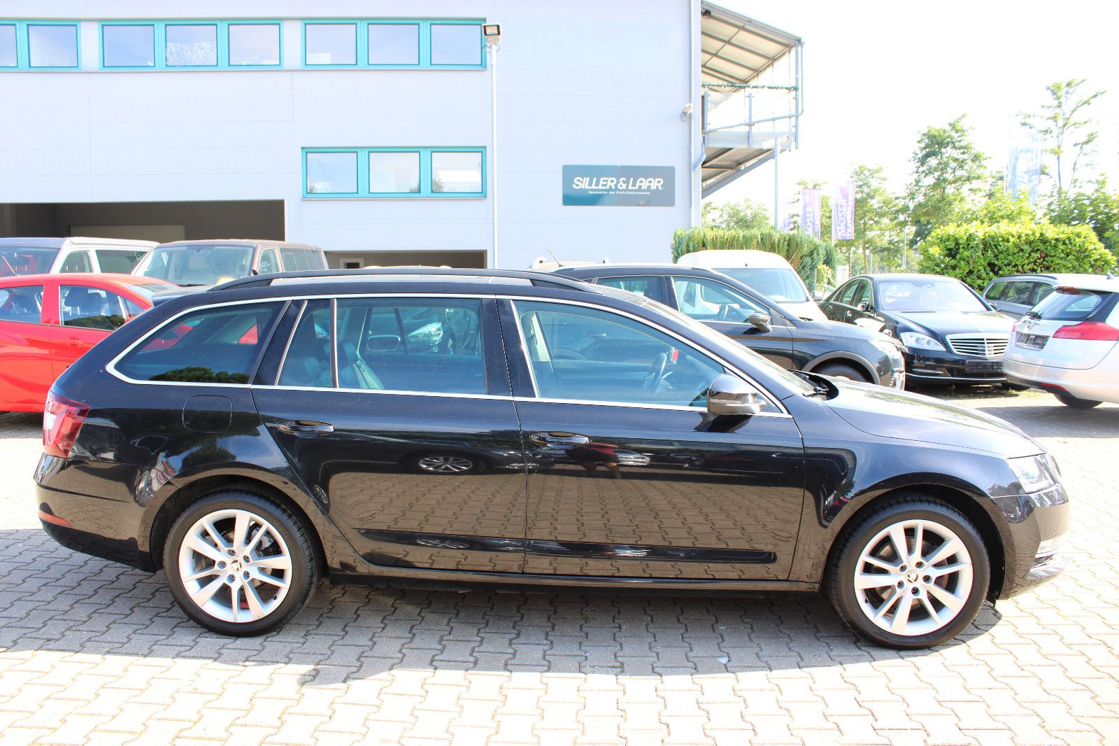 Fahrzeugabbildung SKODA Octavia 1.5 TSI DSG Combi Navi,PDC,AHK,LED,SHZ