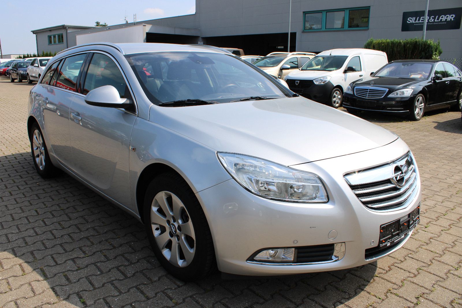 Fahrzeugabbildung Opel Insignia Sports Tourer 1.8 Navi,PDC,AHK,SHZ