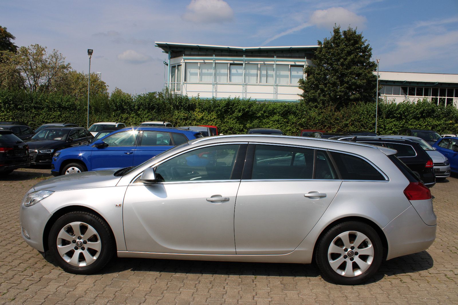 Fahrzeugabbildung Opel Insignia Sports Tourer 1.8 Navi,PDC,AHK,SHZ