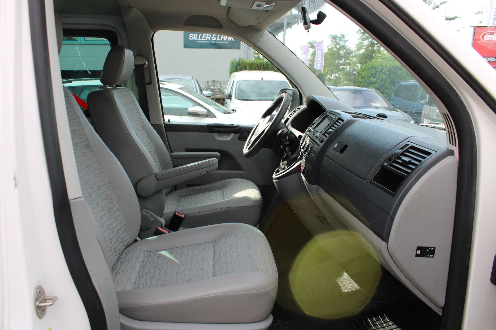 Fahrzeugabbildung Volkswagen T5 2.0TDI 8.Sitzer Klima,AHK 1.Hand