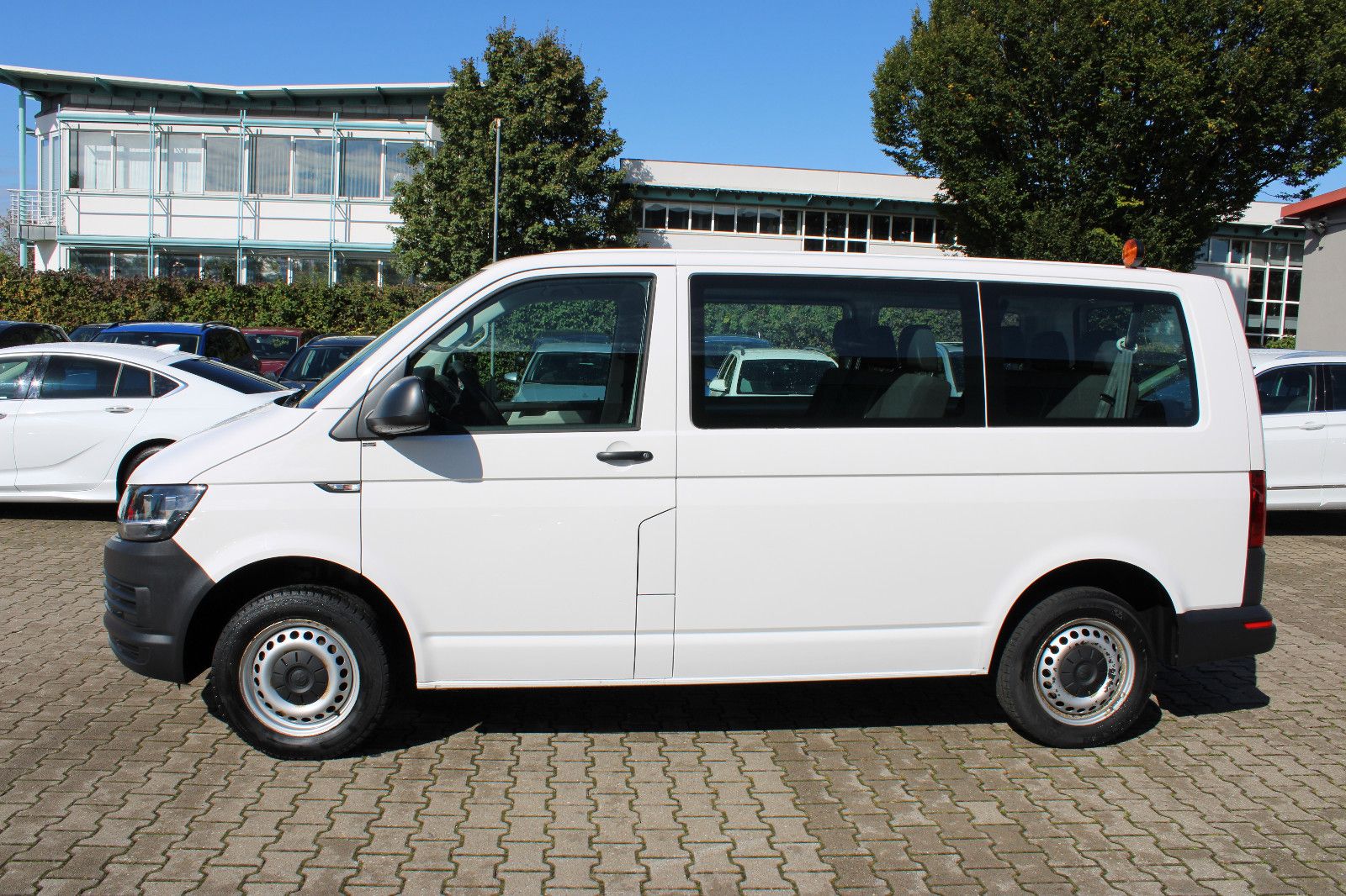 Fahrzeugabbildung Volkswagen T6 Kombi  9 Sitzer