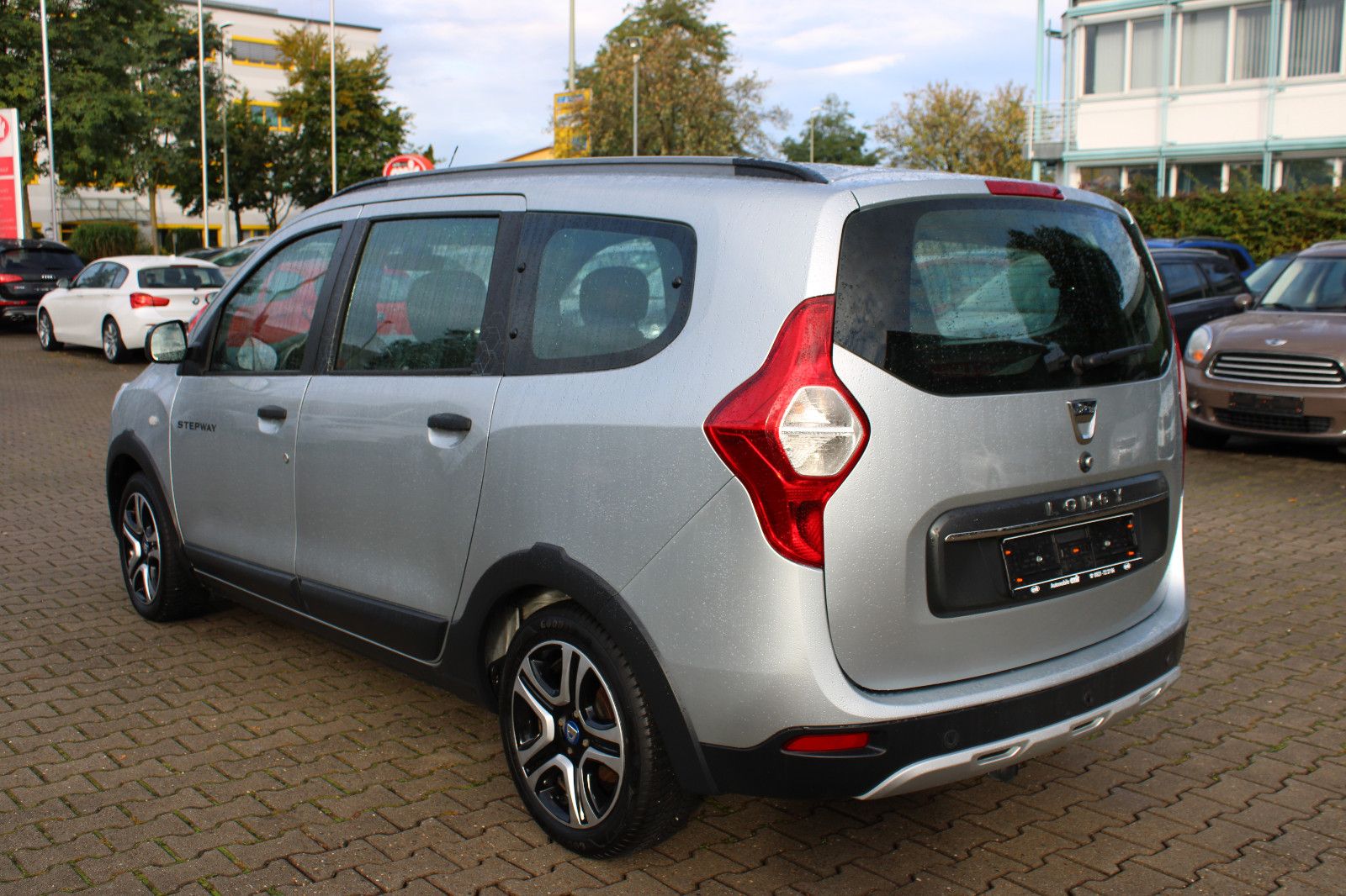 Fahrzeugabbildung Dacia Lodgy Blue dCi 115 Stepway 7-Sitzer