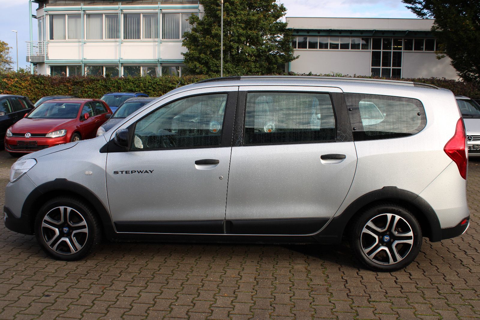 Fahrzeugabbildung Dacia Lodgy Blue dCi 115 Stepway 7-Sitzer