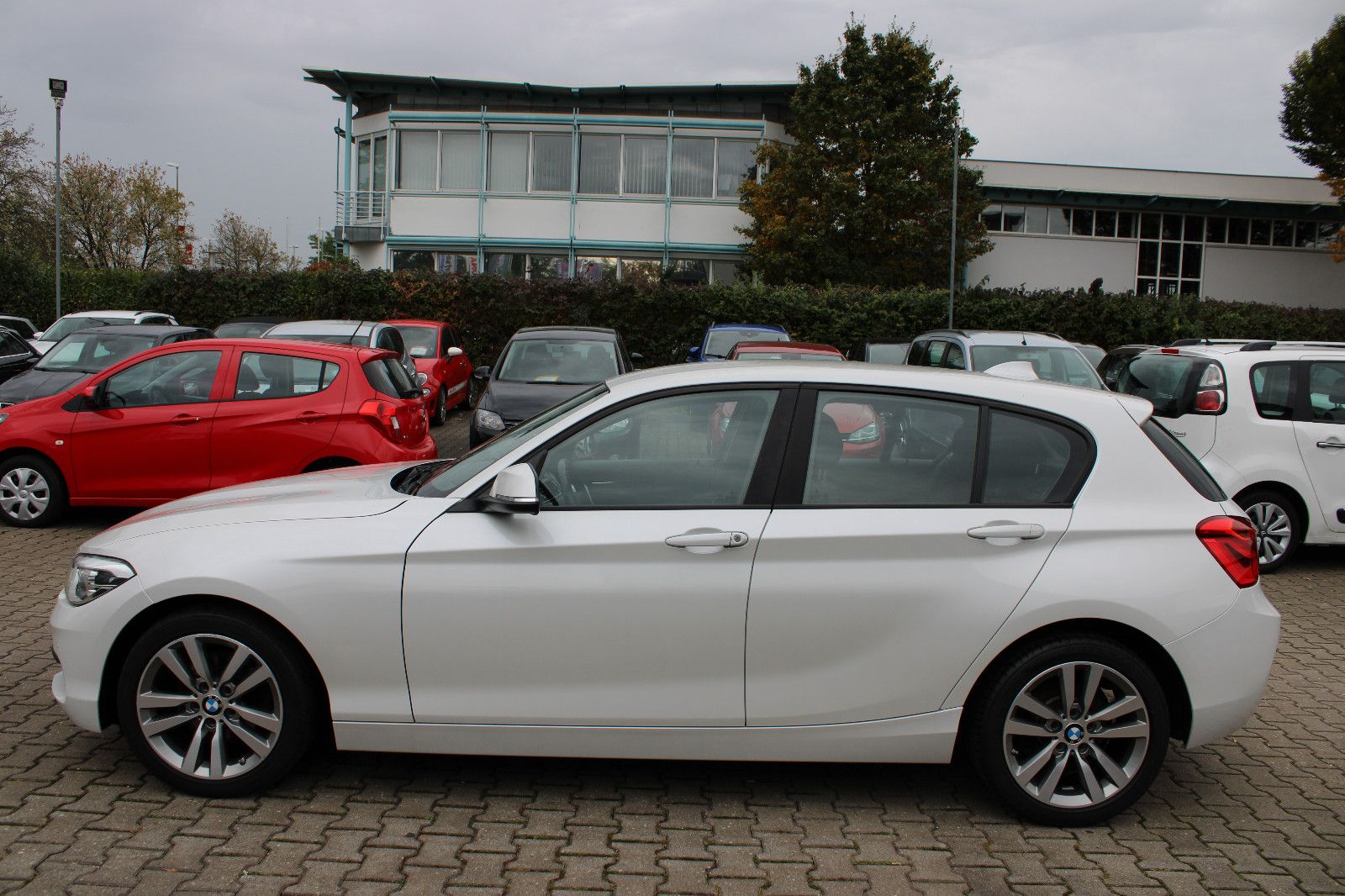 Fahrzeugabbildung BMW 118d xDrive PDC,LED,SHZ