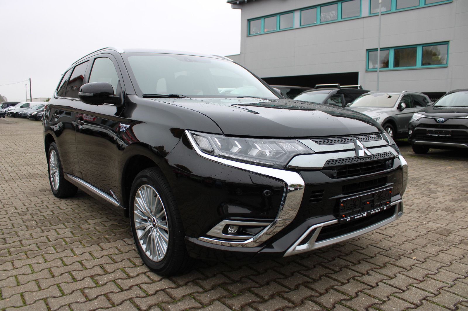 Fahrzeugabbildung Mitsubishi Outlander 2.4 MIVEC PLUG-IN HYBRID 4WD