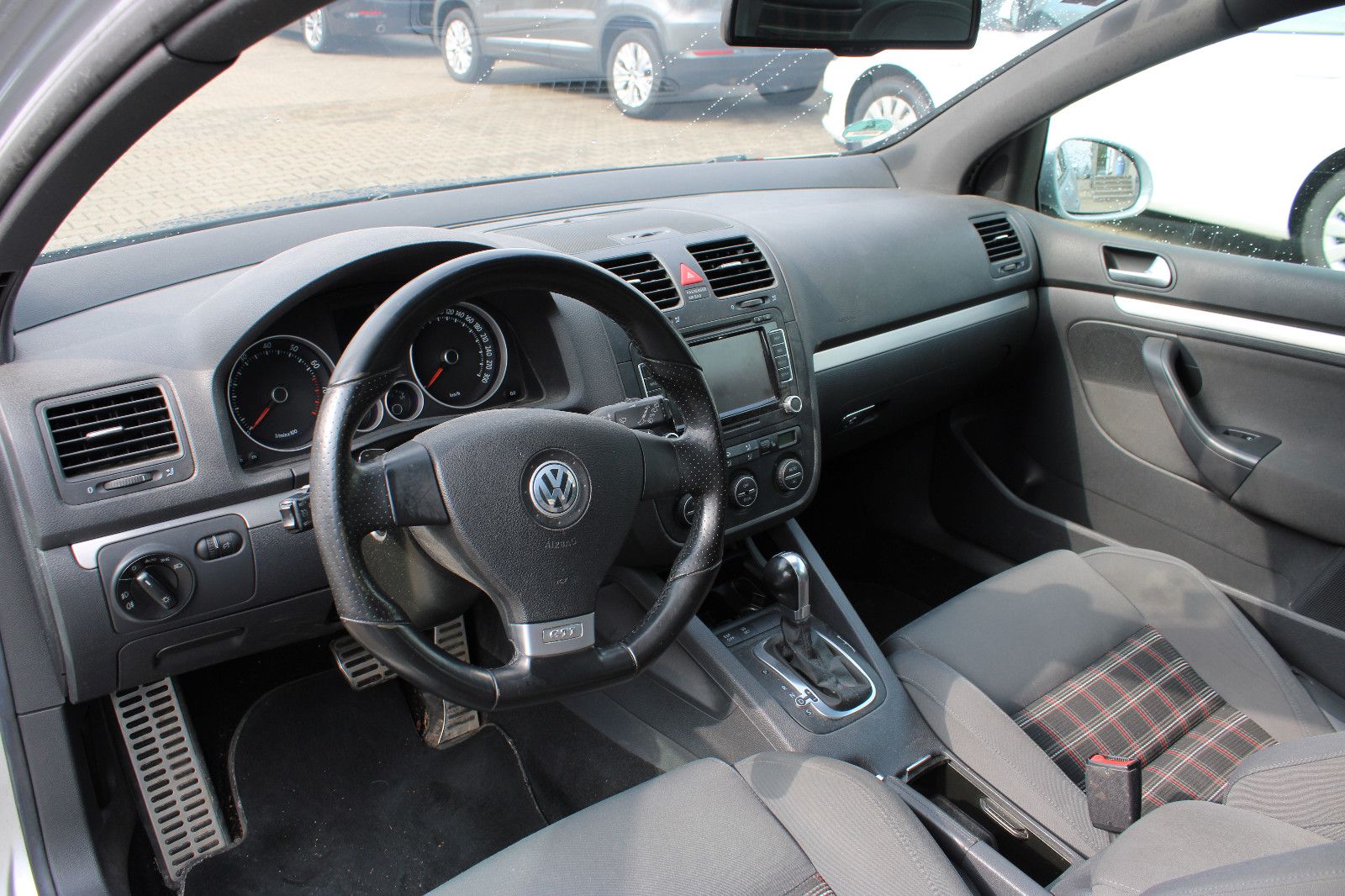 Fahrzeugabbildung Volkswagen Golf 2.0 T DSG GTI Navi,SHZ,Xenon