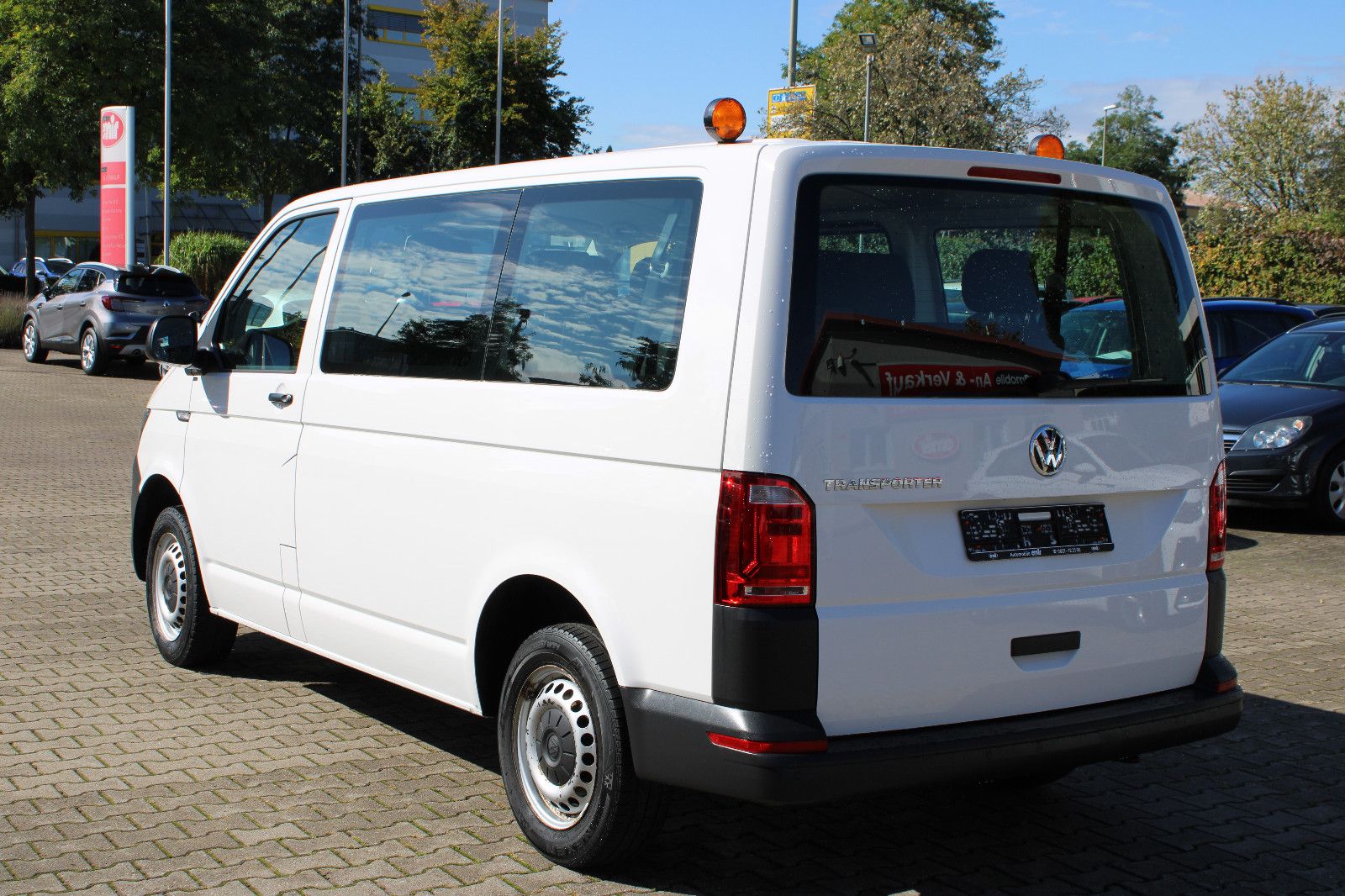 Fahrzeugabbildung Volkswagen T6 Kombi  9 Sitzer