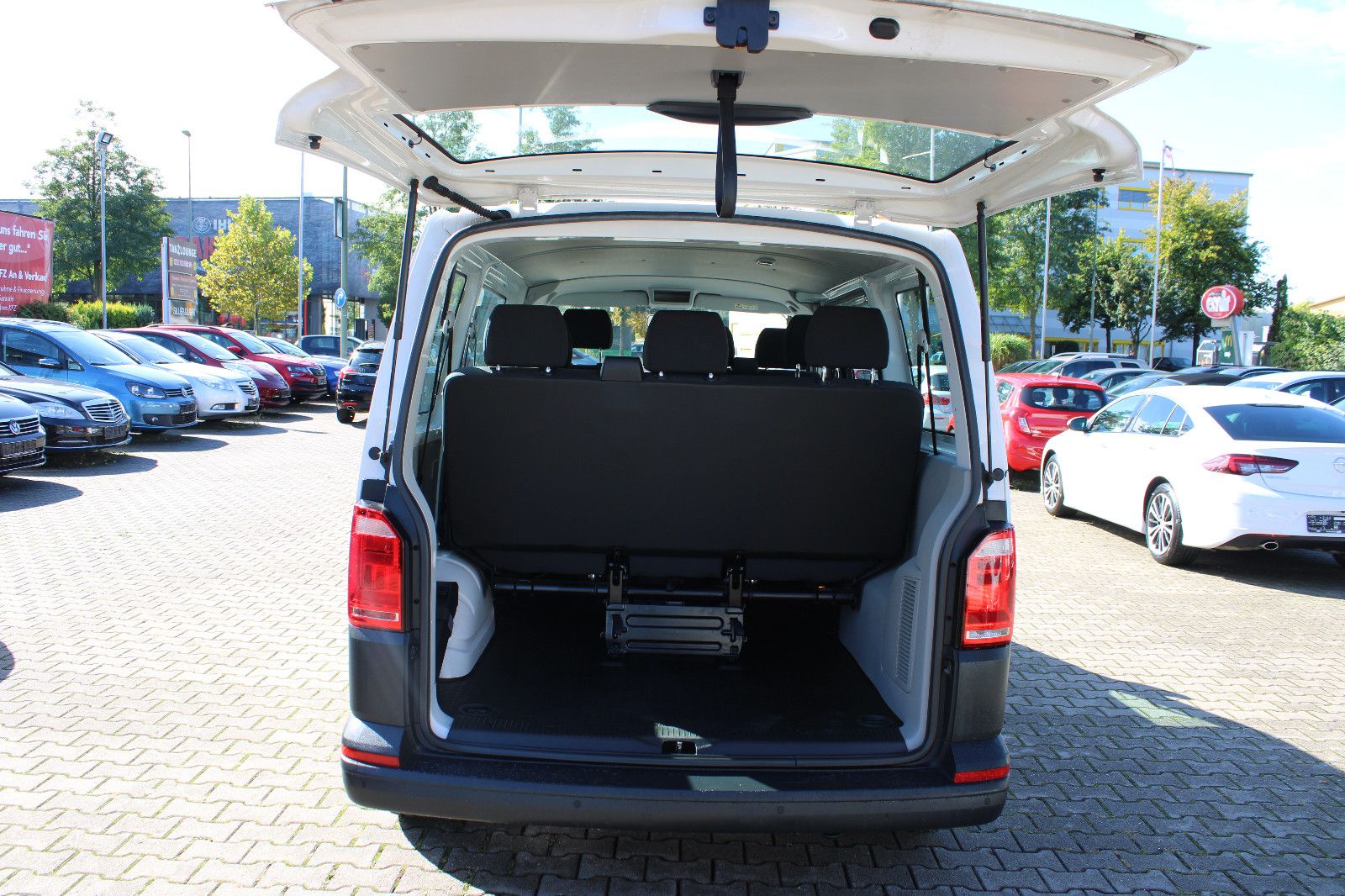 Fahrzeugabbildung Volkswagen T6 Kombi  9 Sitzer