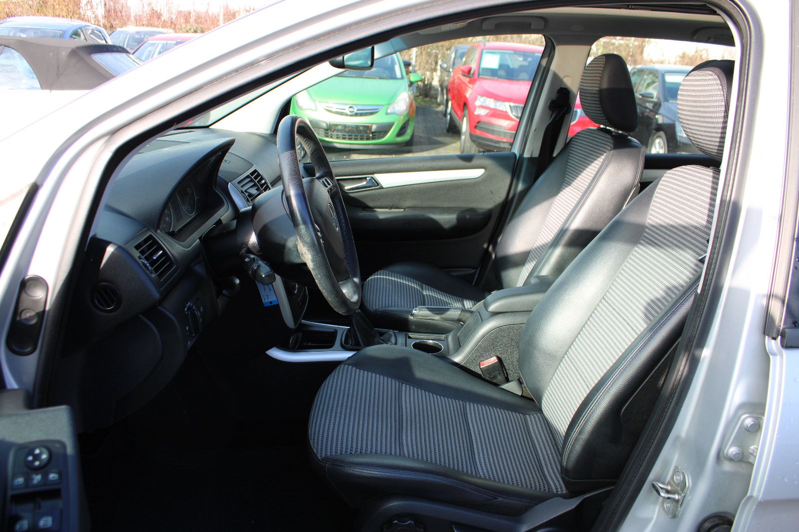 Fahrzeugabbildung Mercedes-Benz A 170 AVANTGARDE Xenon,Leder,SHZ,Panorama