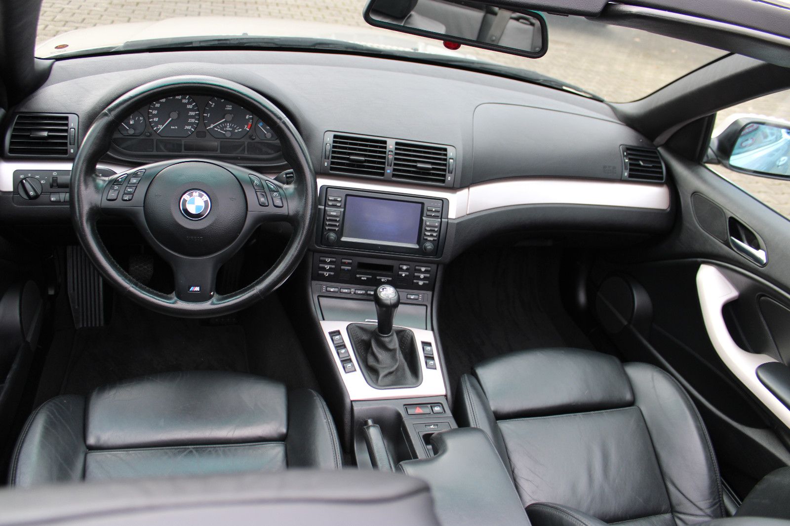 Fahrzeugabbildung BMW 325i Cabrio Individual Xenon,Leder,SHZ,Navi