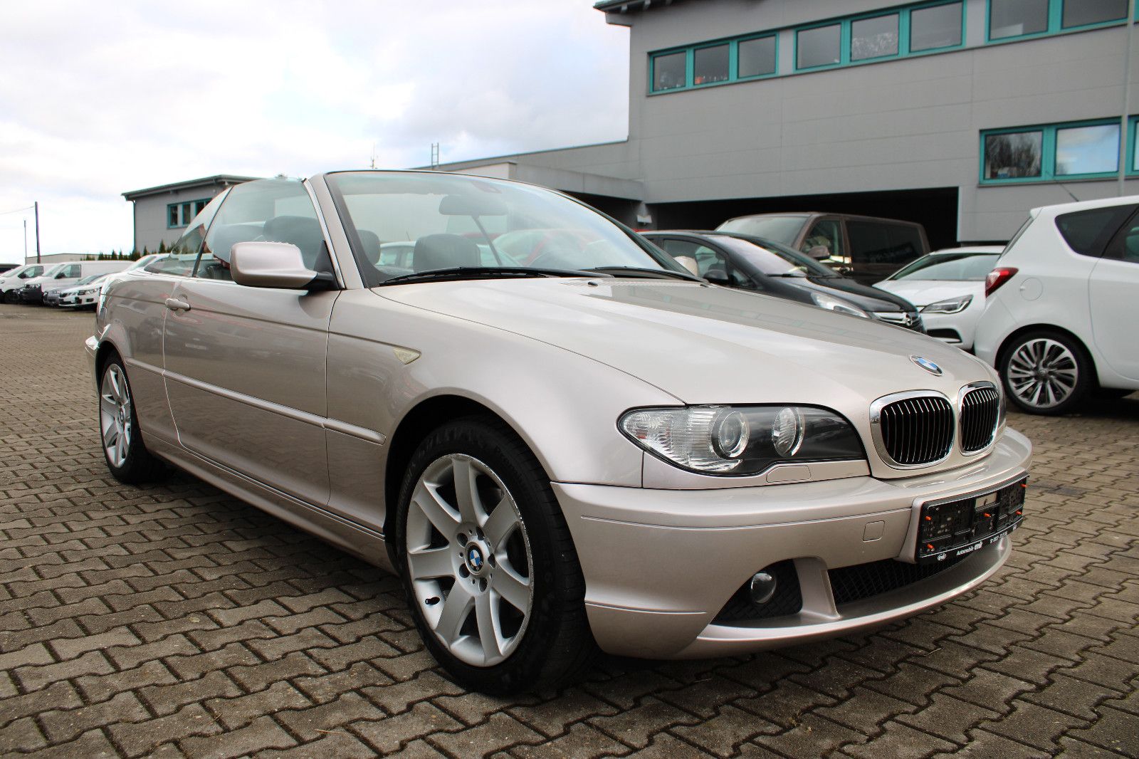 Fahrzeugabbildung BMW 325i Cabrio Individual Xenon,Leder,SHZ,Navi