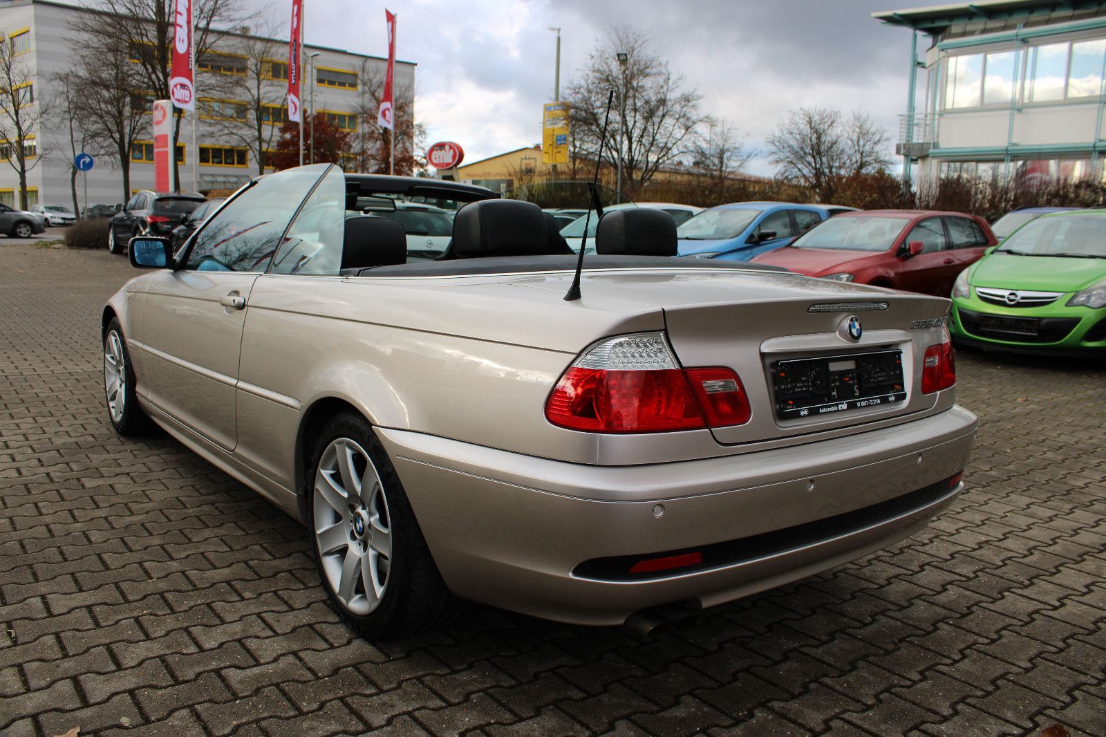 Fahrzeugabbildung BMW 325i Cabrio Individual Xenon,Leder,SHZ,Navi