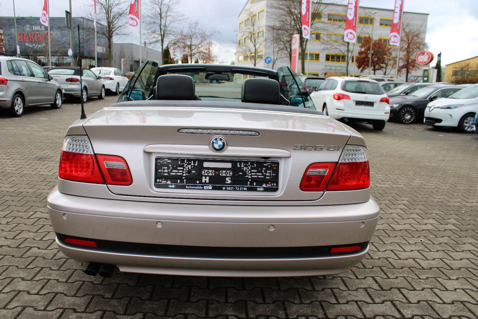 Fahrzeugabbildung BMW 325i Cabrio Individual Xenon,Leder,SHZ,Navi