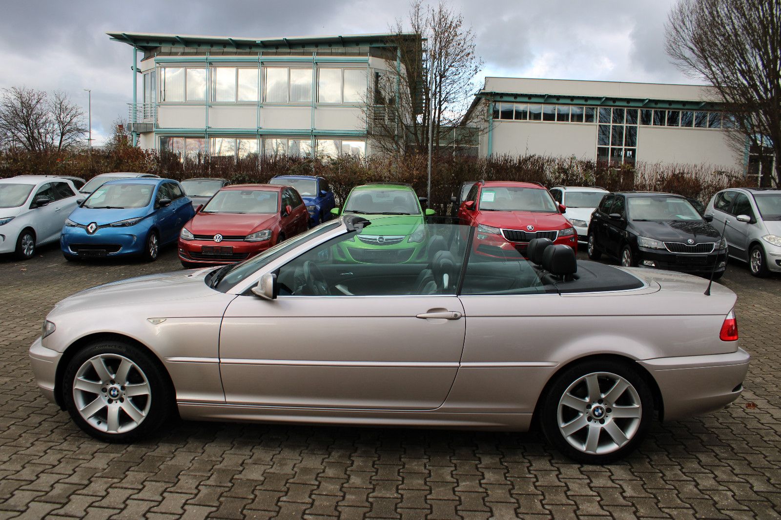 Fahrzeugabbildung BMW 325i Cabrio Individual Xenon,Leder,SHZ,Navi