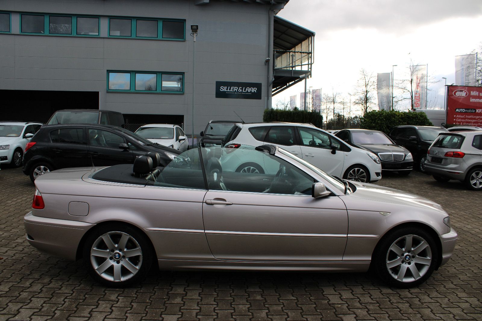 Fahrzeugabbildung BMW 325i Cabrio Individual Xenon,Leder,SHZ,Navi