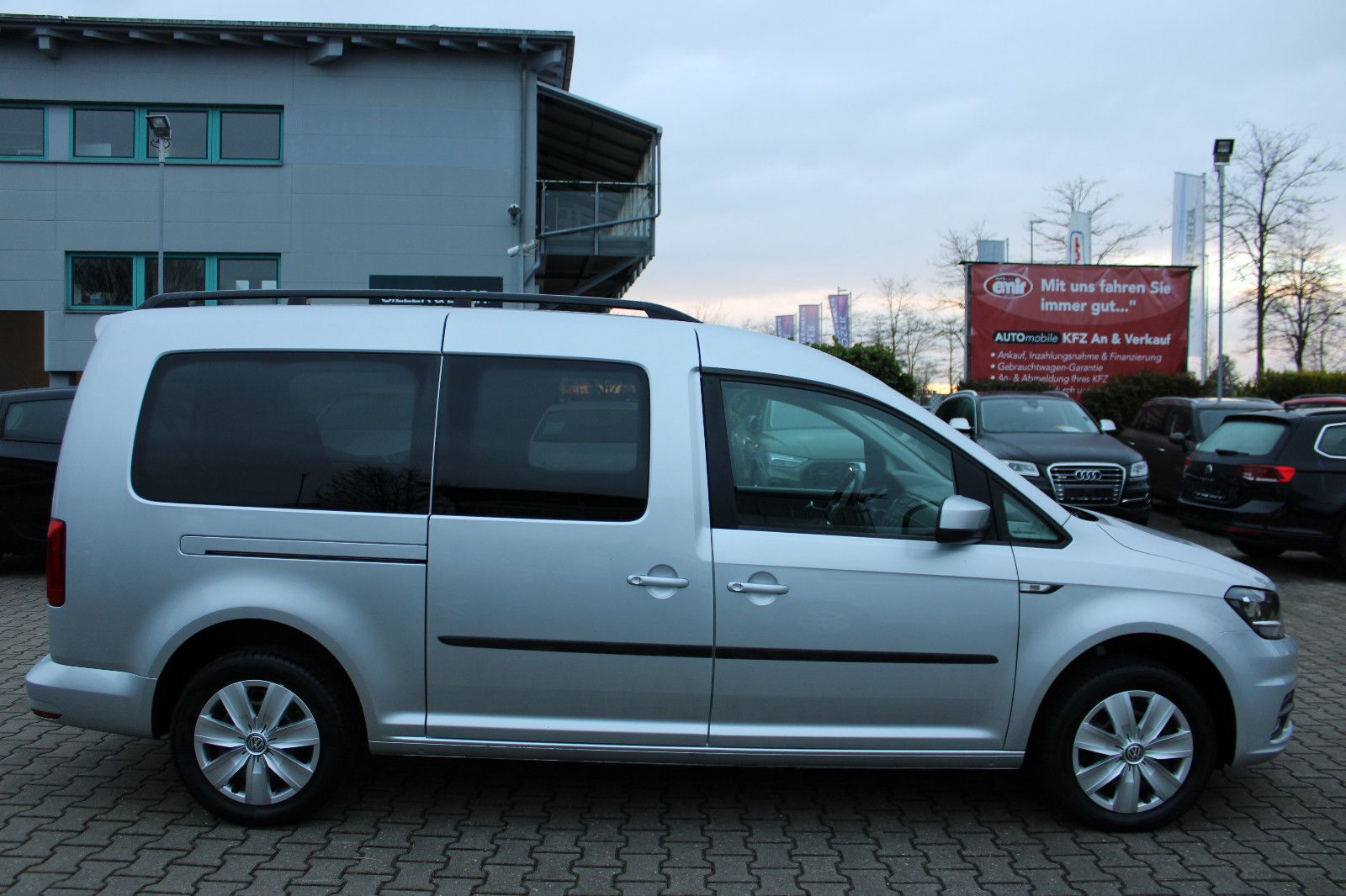 Fahrzeugabbildung Volkswagen Caddy 2,0TDI Maxi 7-Sitzer PDC,SHZ