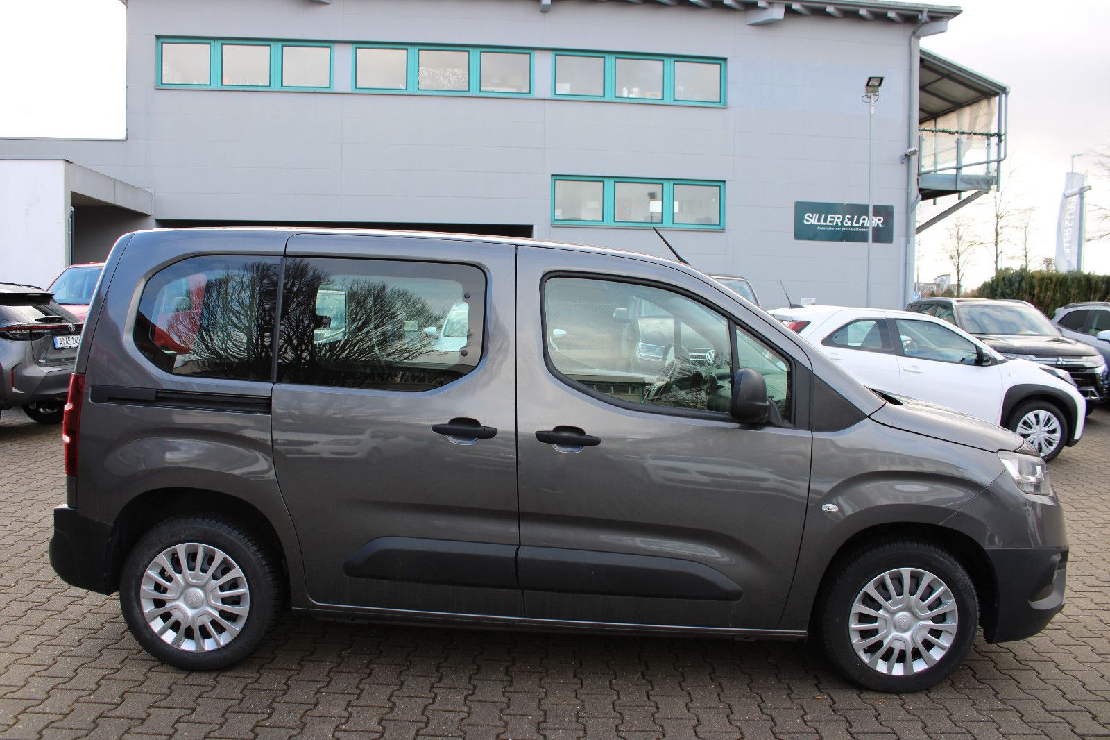 Fahrzeugabbildung Toyota PROACE CITY 1,2-l-Turbo