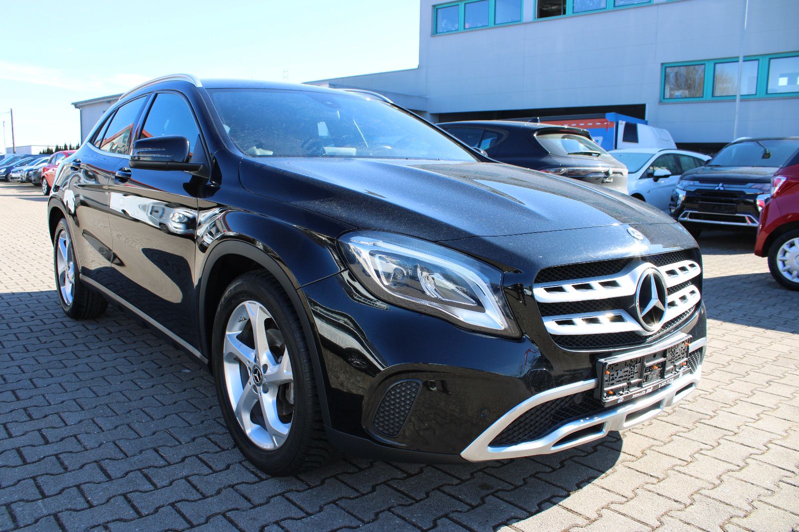 Fahrzeugabbildung Mercedes-Benz GLA 180 d    Navi,PDC,Leder,LED,SHZ