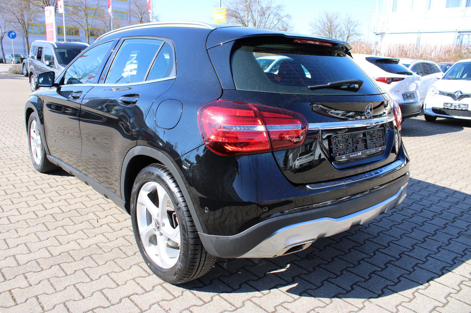 Fahrzeugabbildung Mercedes-Benz GLA 180 d    Navi,PDC,Leder,LED,SHZ