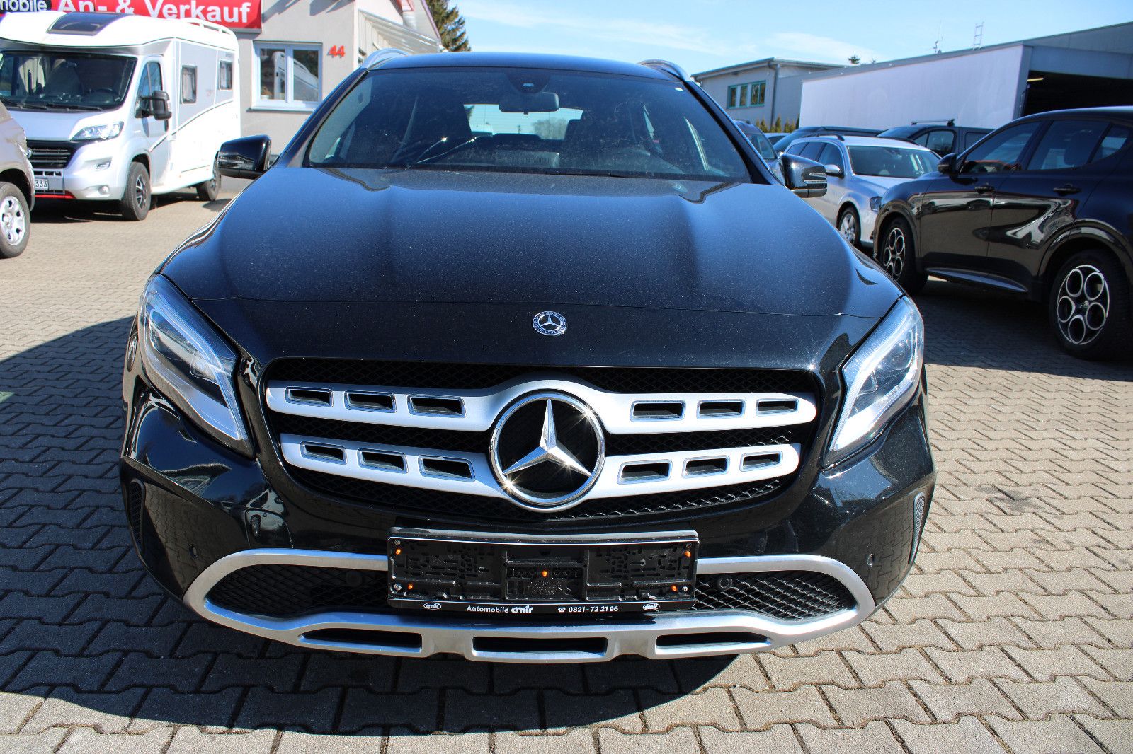 Fahrzeugabbildung Mercedes-Benz GLA 180 d    Navi,PDC,Leder,LED,SHZ