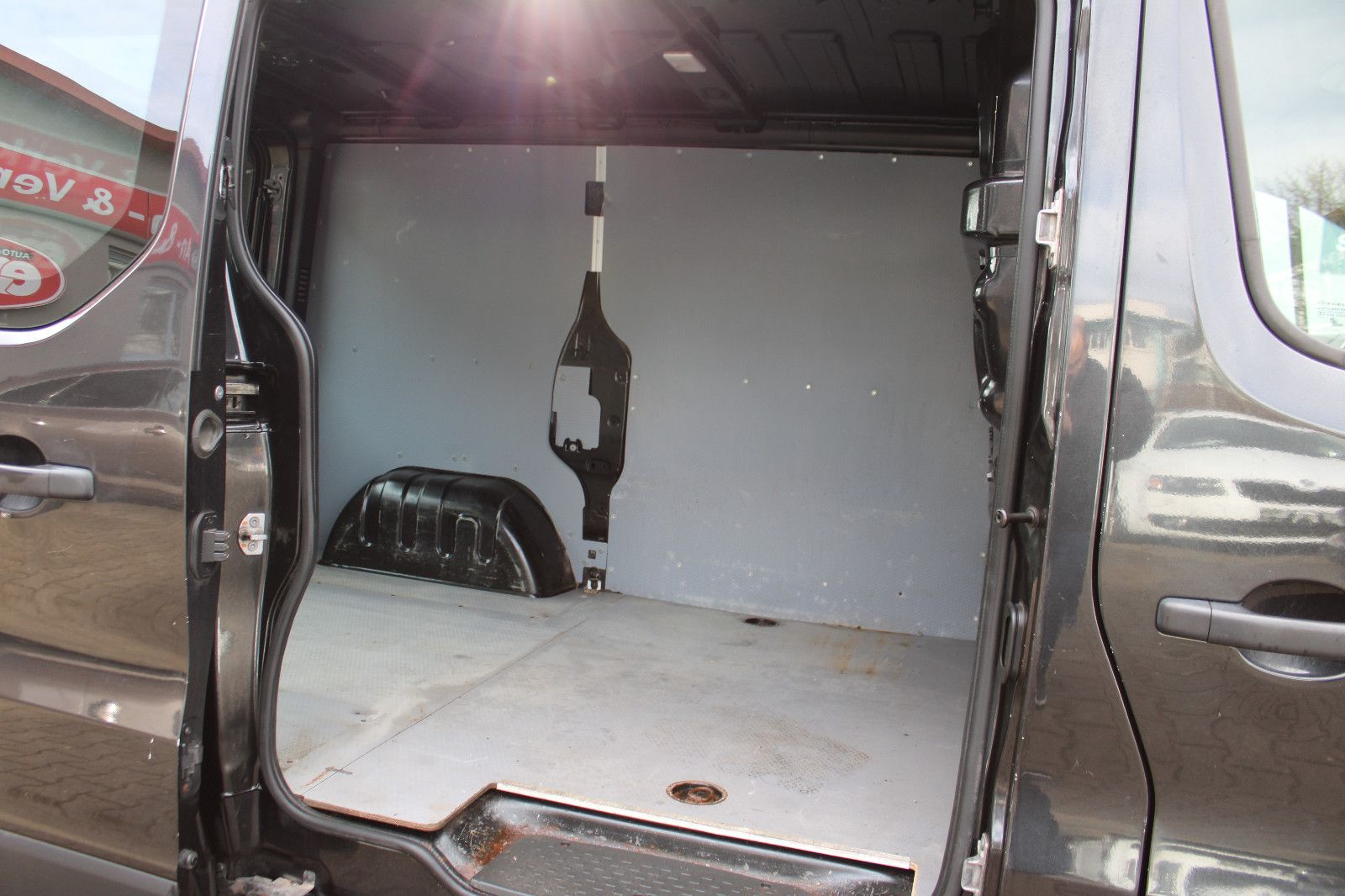 Fahrzeugabbildung Opel Vivaro 1.6CDTI Kasten 3.Sitzer AHK,PDC,Standheiz