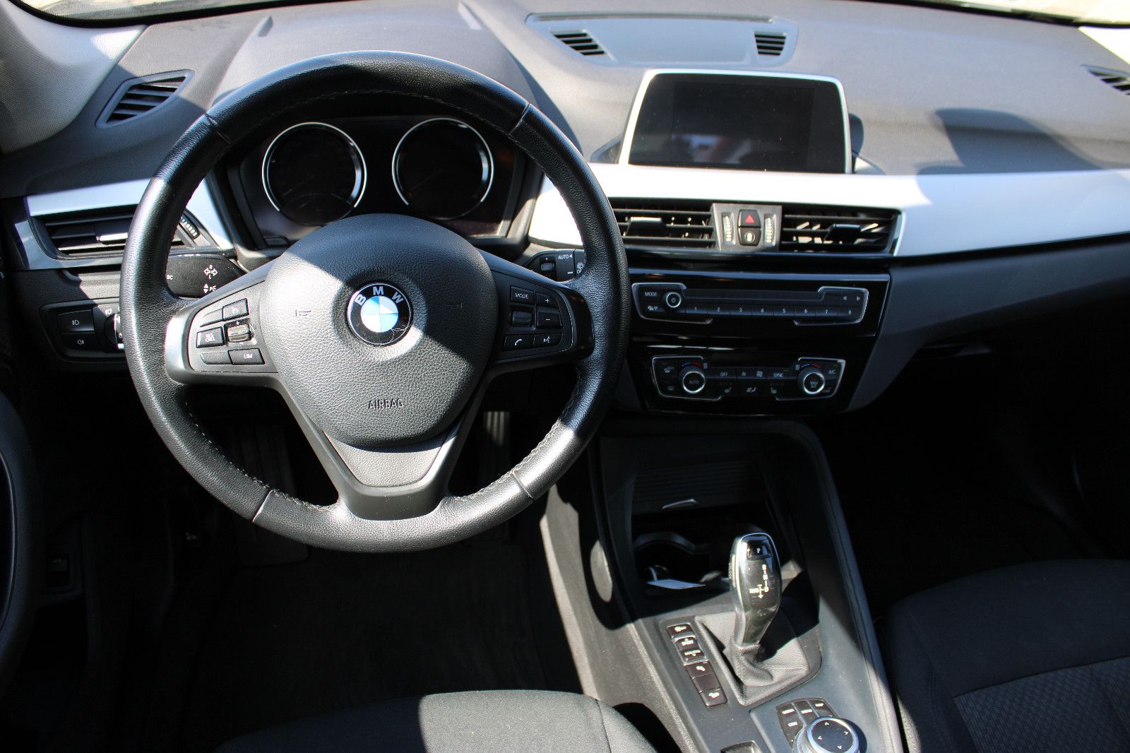 Fahrzeugabbildung BMW X1 xDrive20i Automatik Navi,PDC,SHZ,LED,17 Zoll