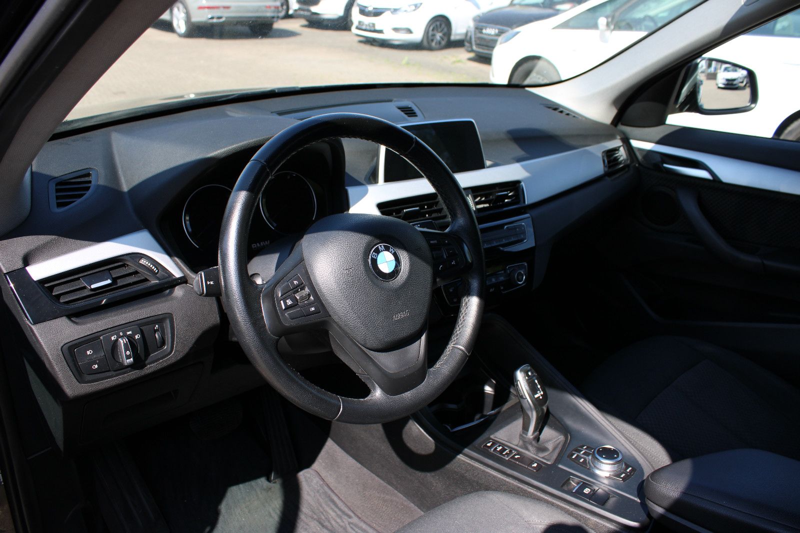 Fahrzeugabbildung BMW X1 xDrive20i Automatik Navi,PDC,SHZ,LED,17 Zoll
