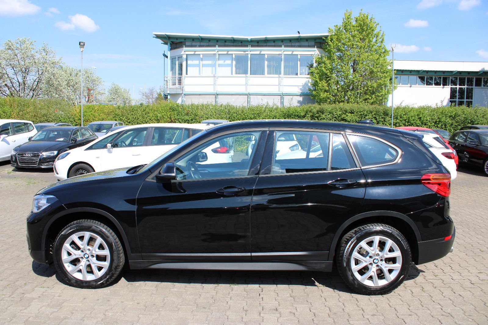 Fahrzeugabbildung BMW X1 xDrive20i Automatik Navi,PDC,SHZ,LED,17 Zoll