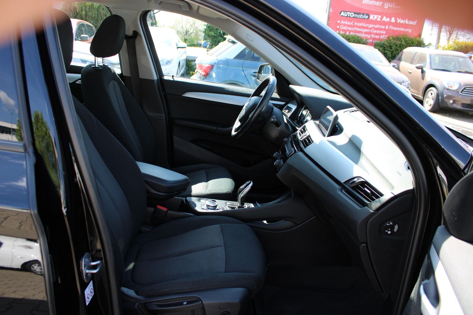 Fahrzeugabbildung BMW X1 xDrive20i Automatik Navi,PDC,SHZ,LED,17 Zoll