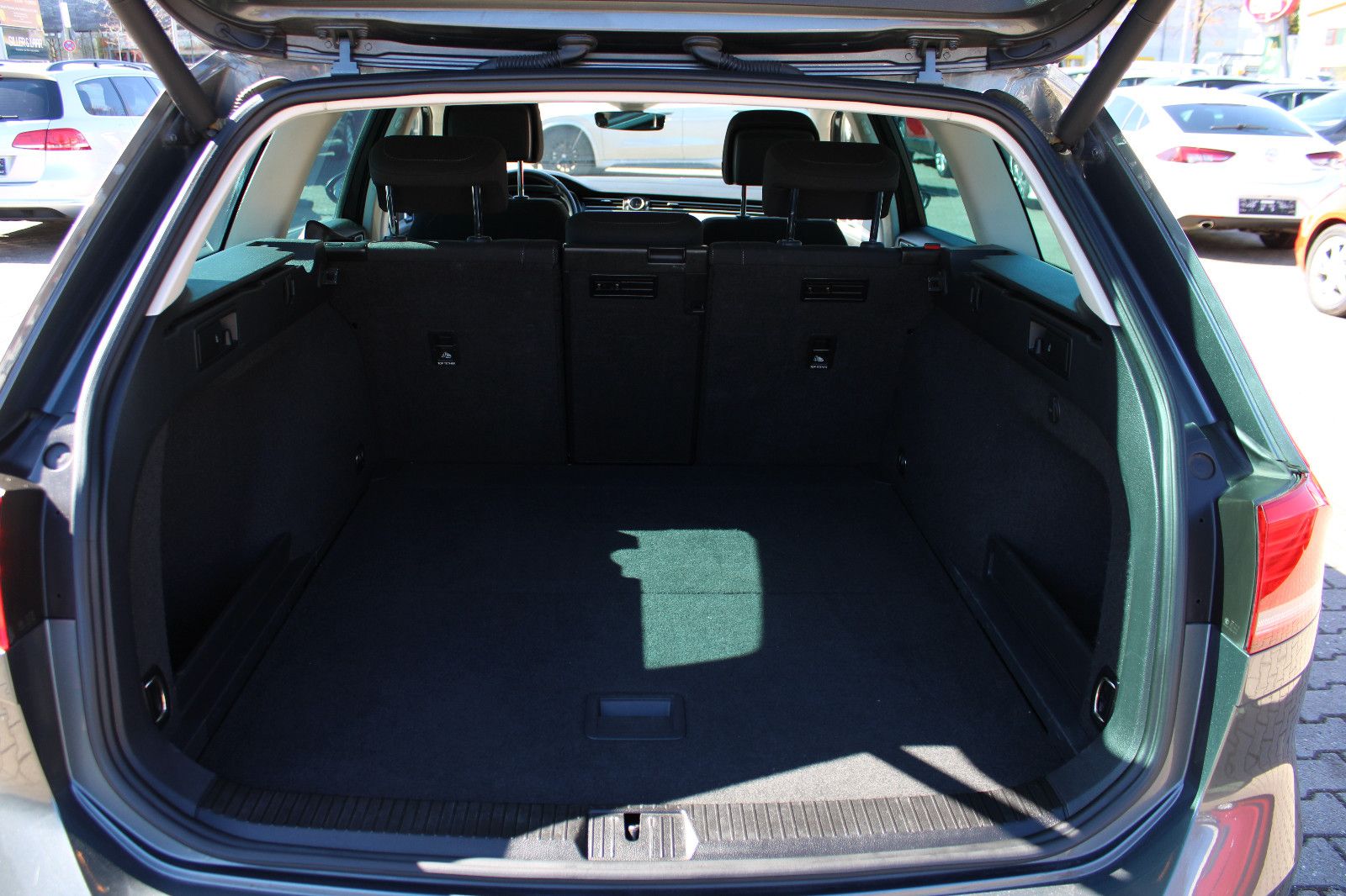 Fahrzeugabbildung Volkswagen Passat Variant 2.0 TDI DSG LED,PDC,SHZ,Navi