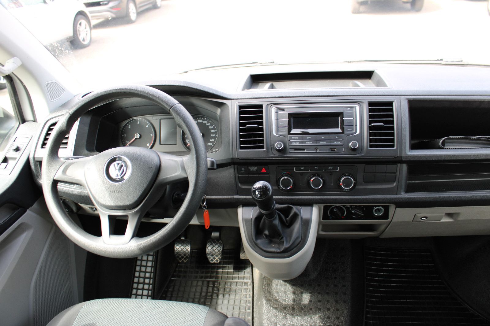 Fahrzeugabbildung Volkswagen T6 Transporter 9.Sitzer Lang Klima,AHK