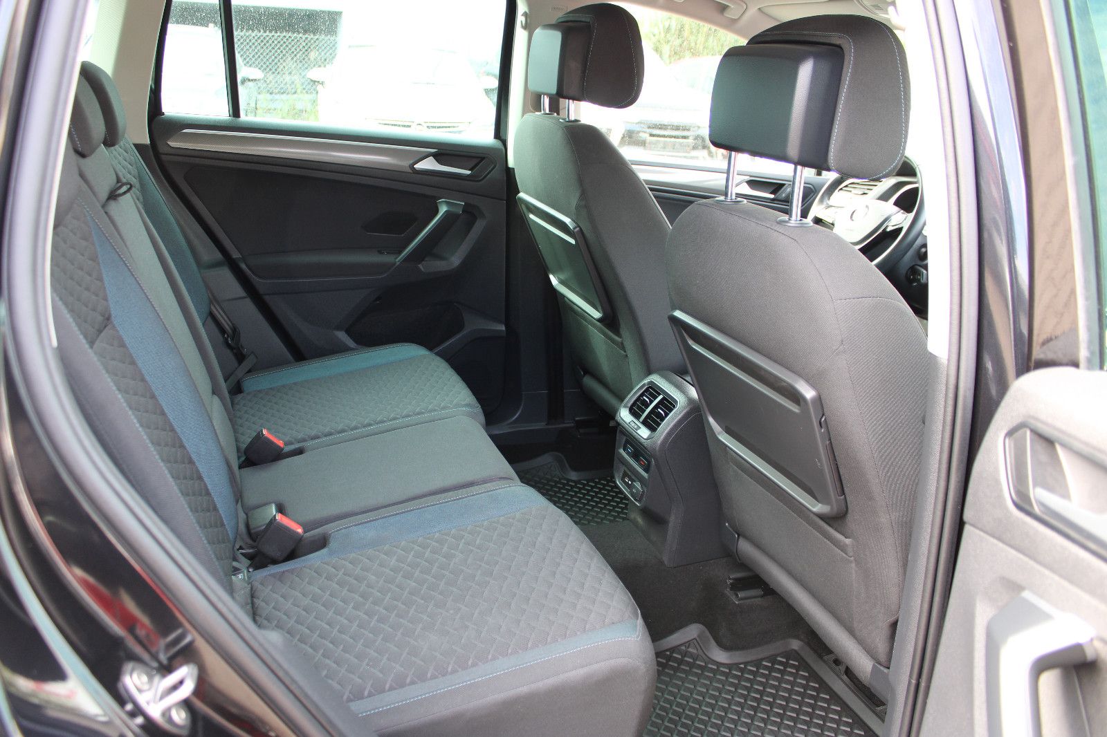 Fahrzeugabbildung Volkswagen Tiguan 2.0 TDI SCR IQ.DRIVE Navi,PDC,AHK,SHZ