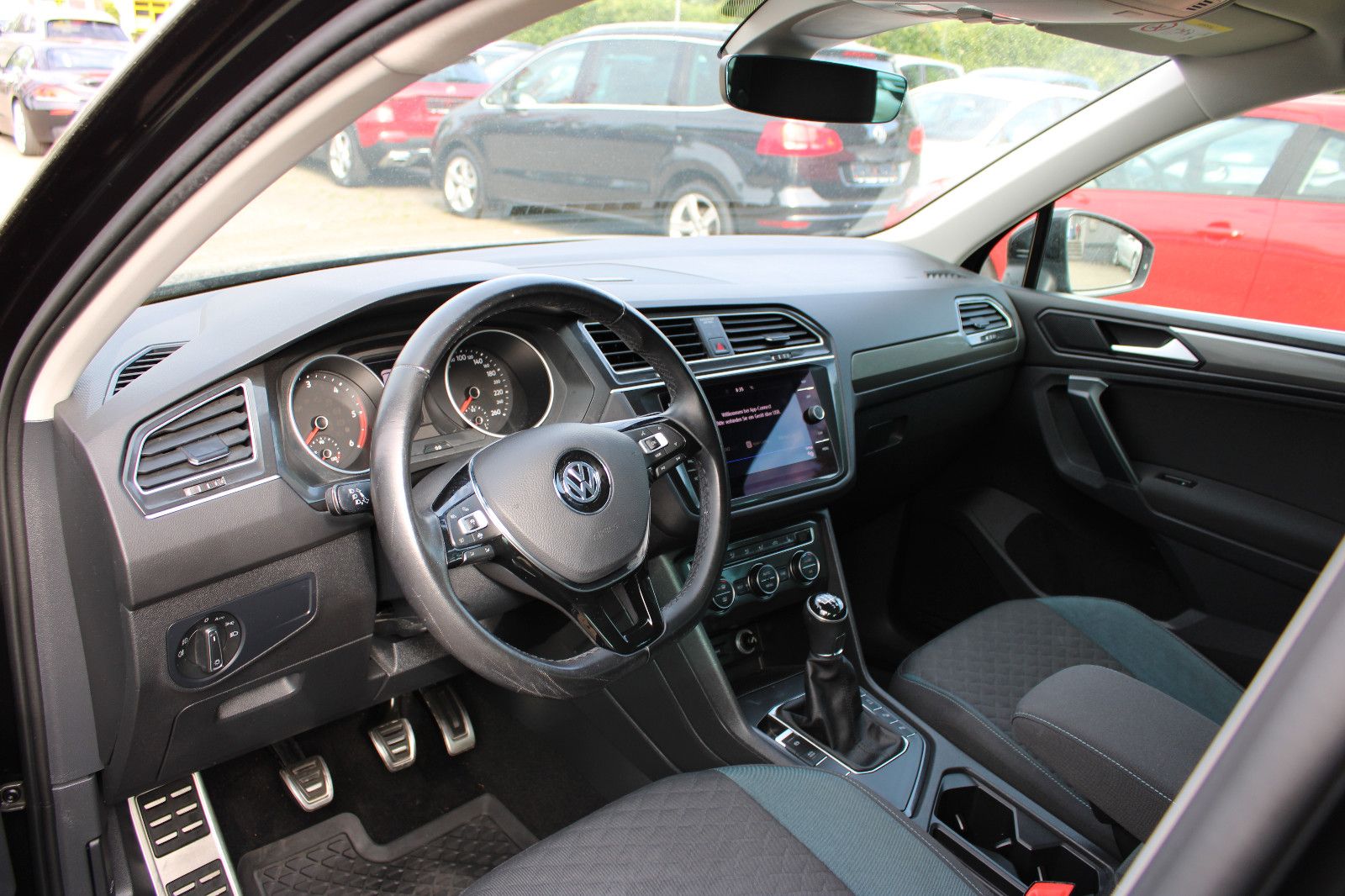 Fahrzeugabbildung Volkswagen Tiguan 2.0 TDI SCR IQ.DRIVE Navi,PDC,AHK,SHZ