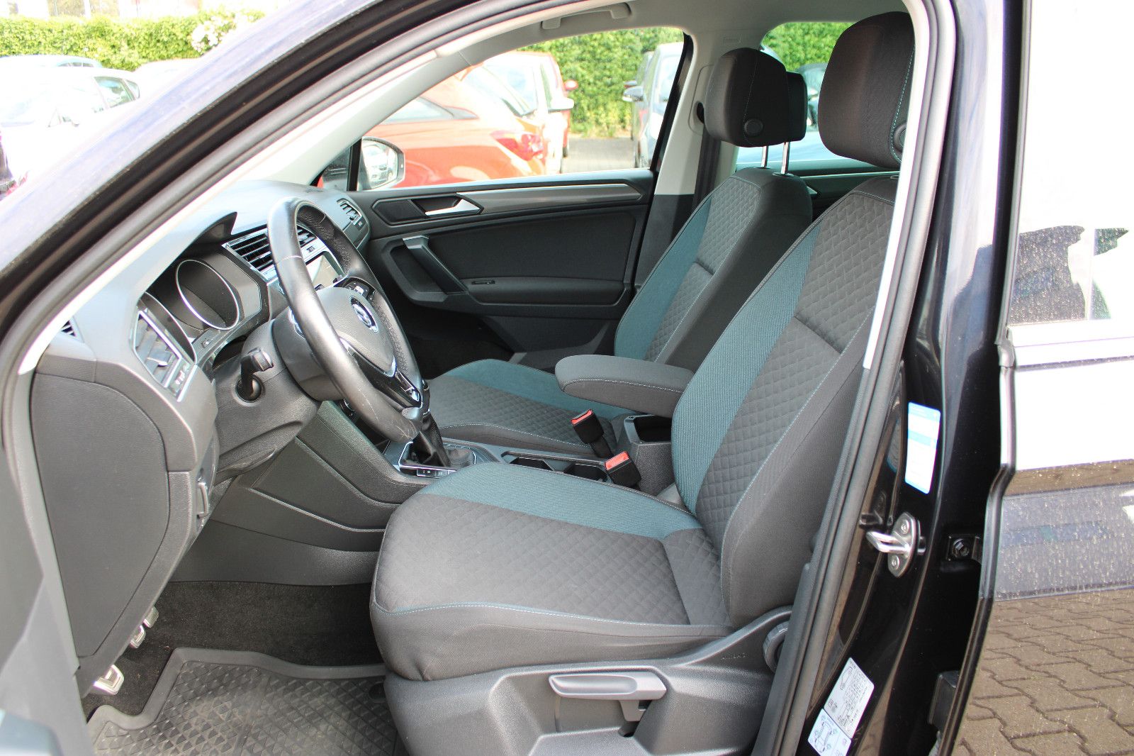 Fahrzeugabbildung Volkswagen Tiguan 2.0 TDI SCR IQ.DRIVE Navi,PDC,AHK,SHZ