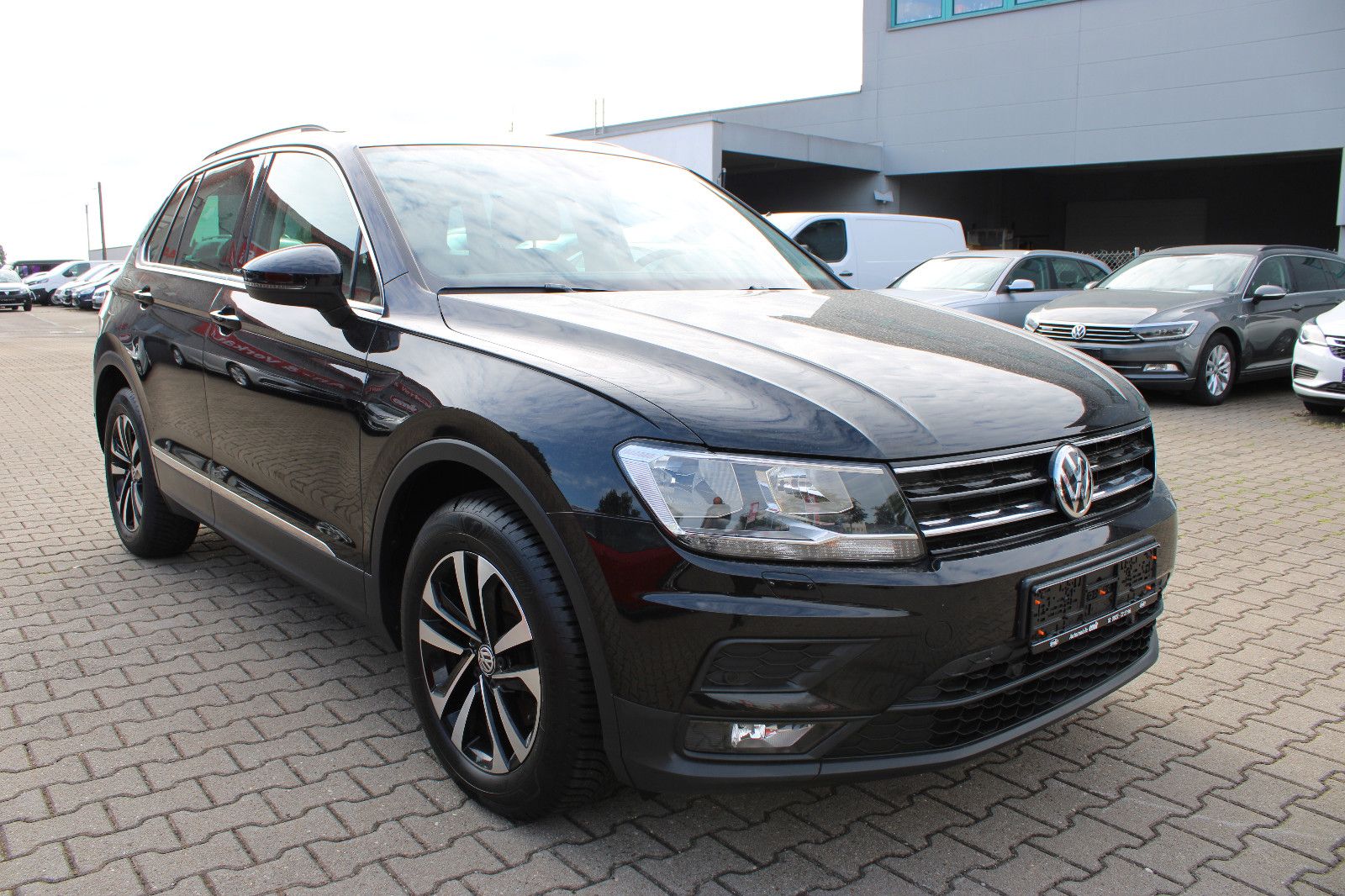Fahrzeugabbildung Volkswagen Tiguan 2.0 TDI SCR IQ.DRIVE Navi,PDC,AHK,SHZ