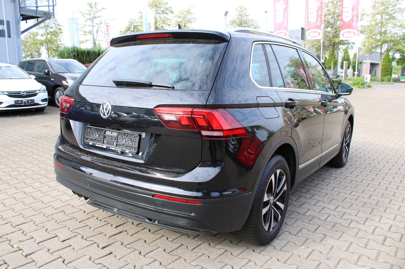 Fahrzeugabbildung Volkswagen Tiguan 2.0 TDI SCR IQ.DRIVE Navi,PDC,AHK,SHZ