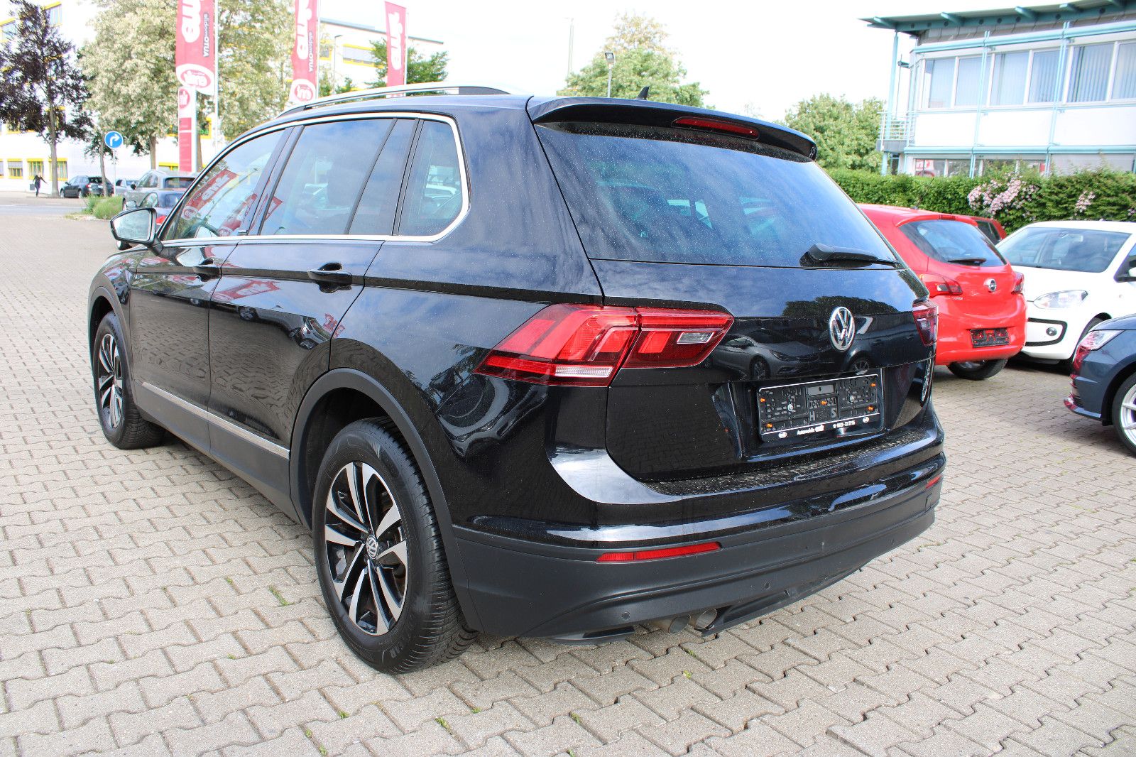 Fahrzeugabbildung Volkswagen Tiguan 2.0 TDI SCR IQ.DRIVE Navi,PDC,AHK,SHZ