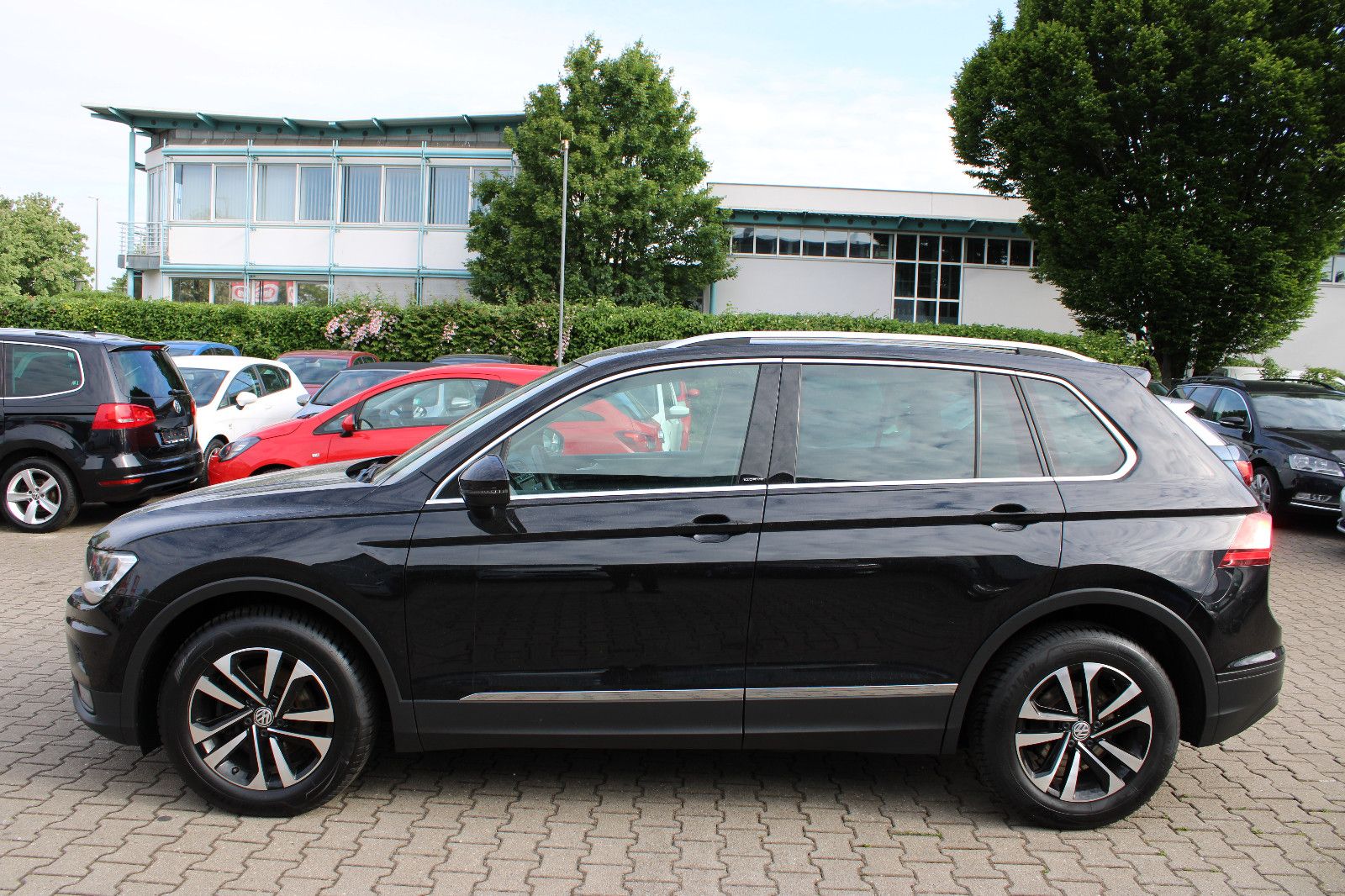 Fahrzeugabbildung Volkswagen Tiguan 2.0 TDI SCR IQ.DRIVE Navi,PDC,AHK,SHZ